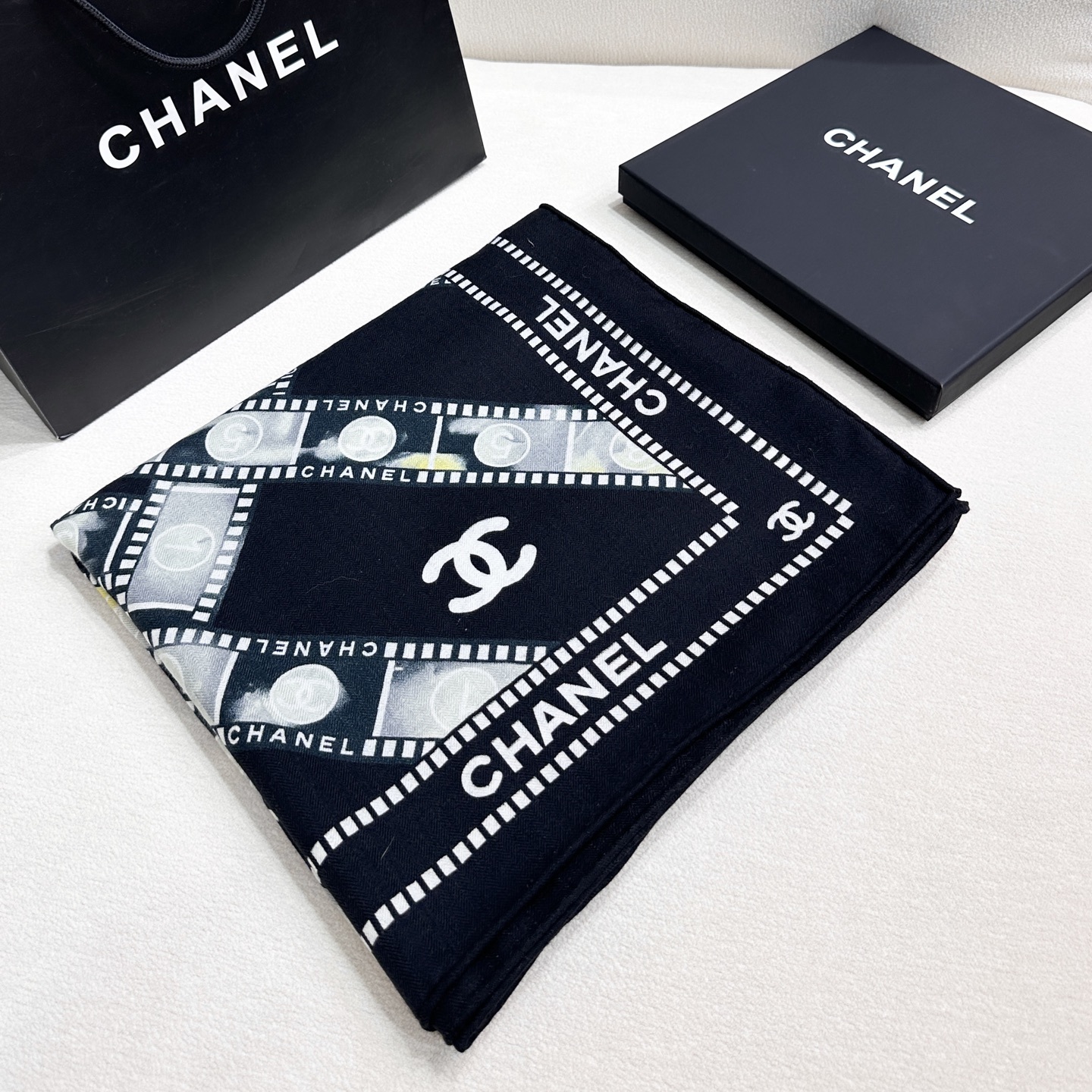 强推~超级时尚感的Chanel披肩【140顶级丝毛双面同色披肩】复古胶片图案的设计风格真的超级好搭配上身