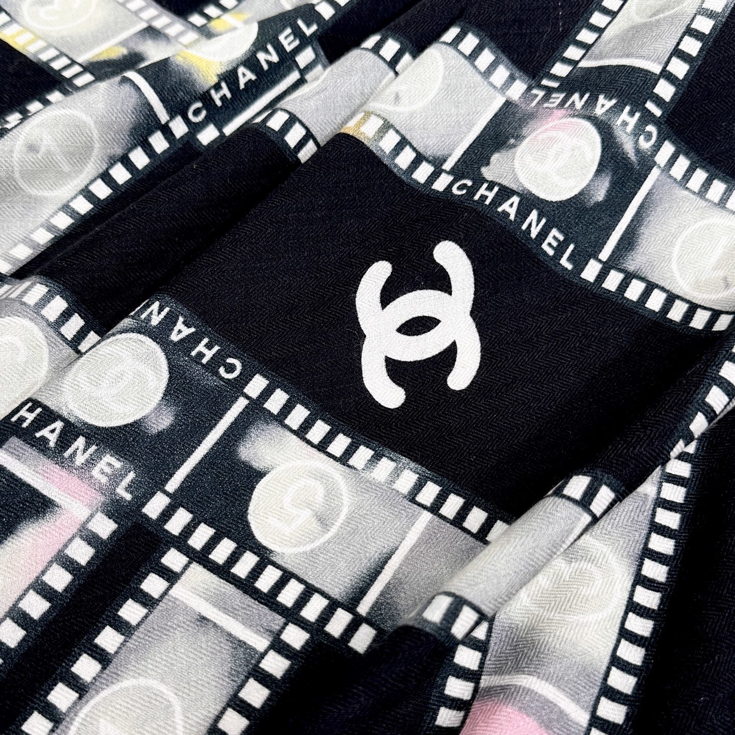 强推~超级时尚感的Chanel披肩【140顶级丝毛双面同色披肩】复古胶片图案的设计风格真的超级好搭配上身