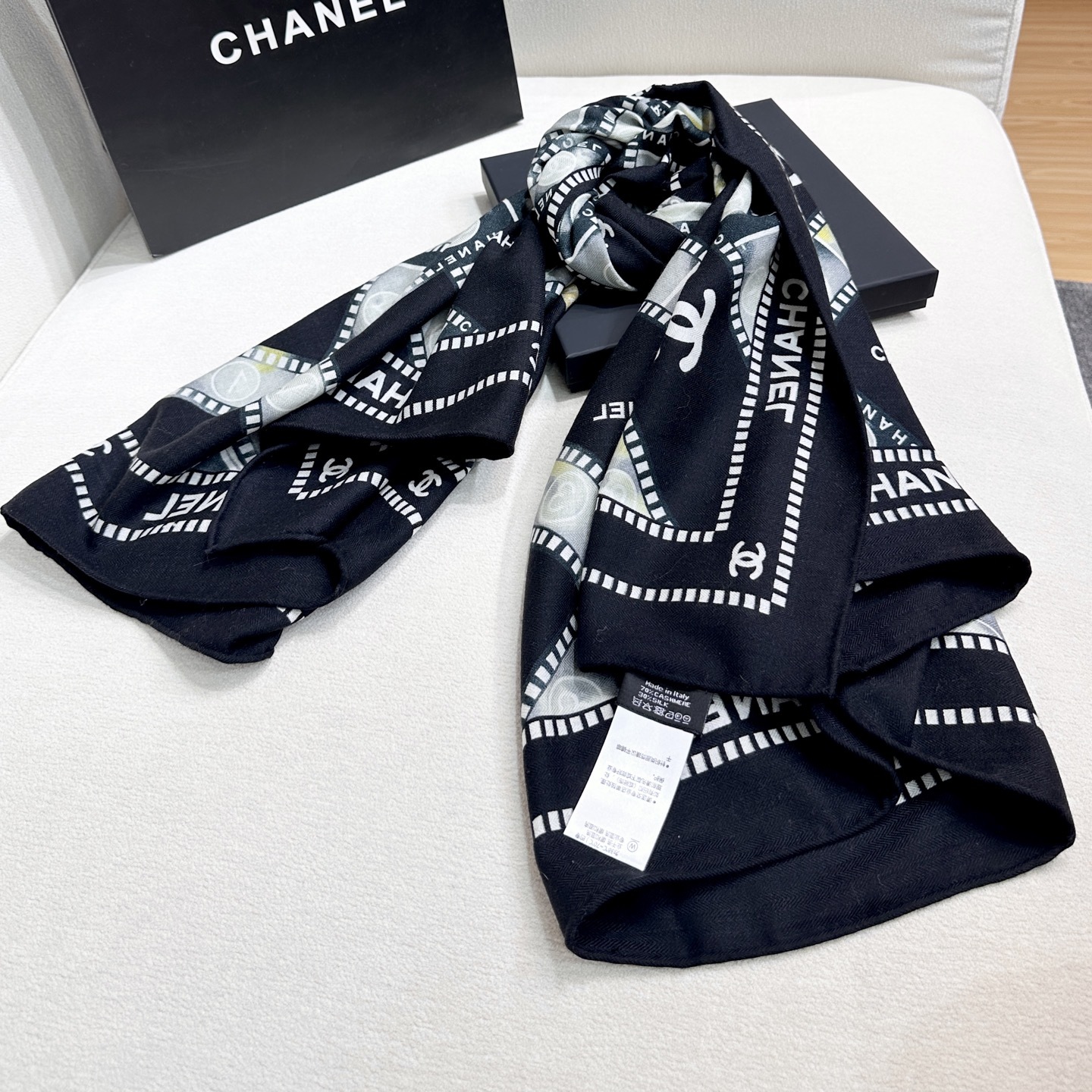 强推~超级时尚感的Chanel披肩【140顶级丝毛双面同色披肩】复古胶片图案的设计风格真的超级好搭配上身