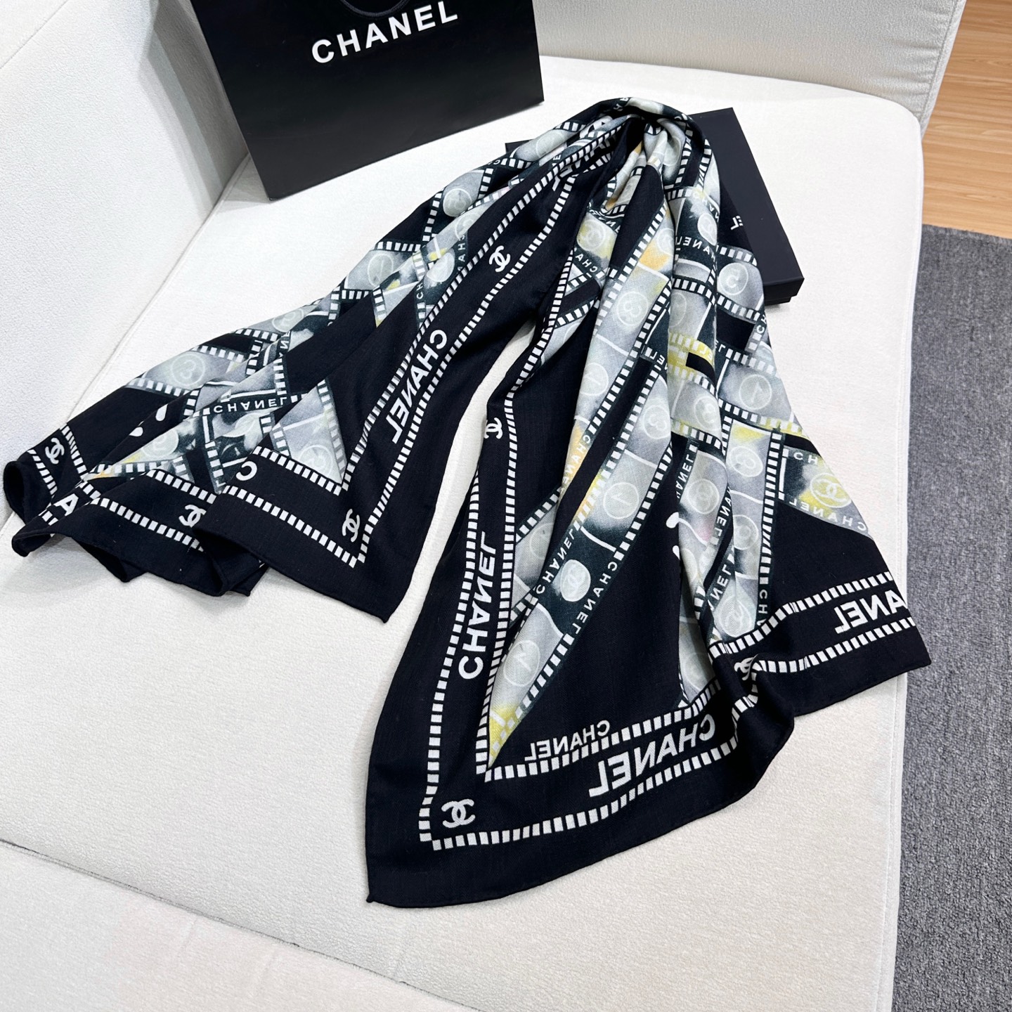 强推~超级时尚感的Chanel披肩【140顶级丝毛双面同色披肩】复古胶片图案的设计风格真的超级好搭配上身