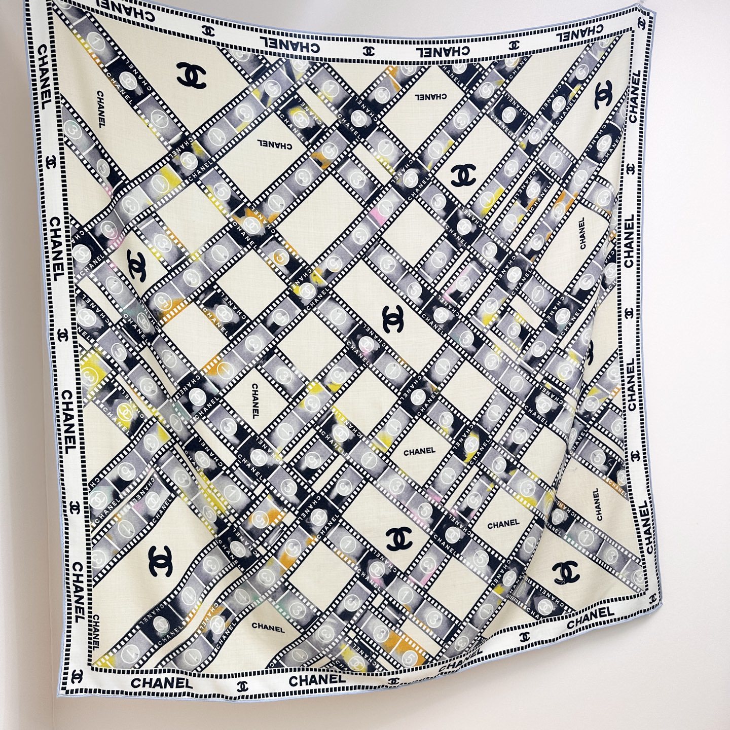 强推~超级时尚感的Chanel披肩【140顶级丝毛双面同色披肩】复古胶片图案的设计风格真的超级好搭配上身