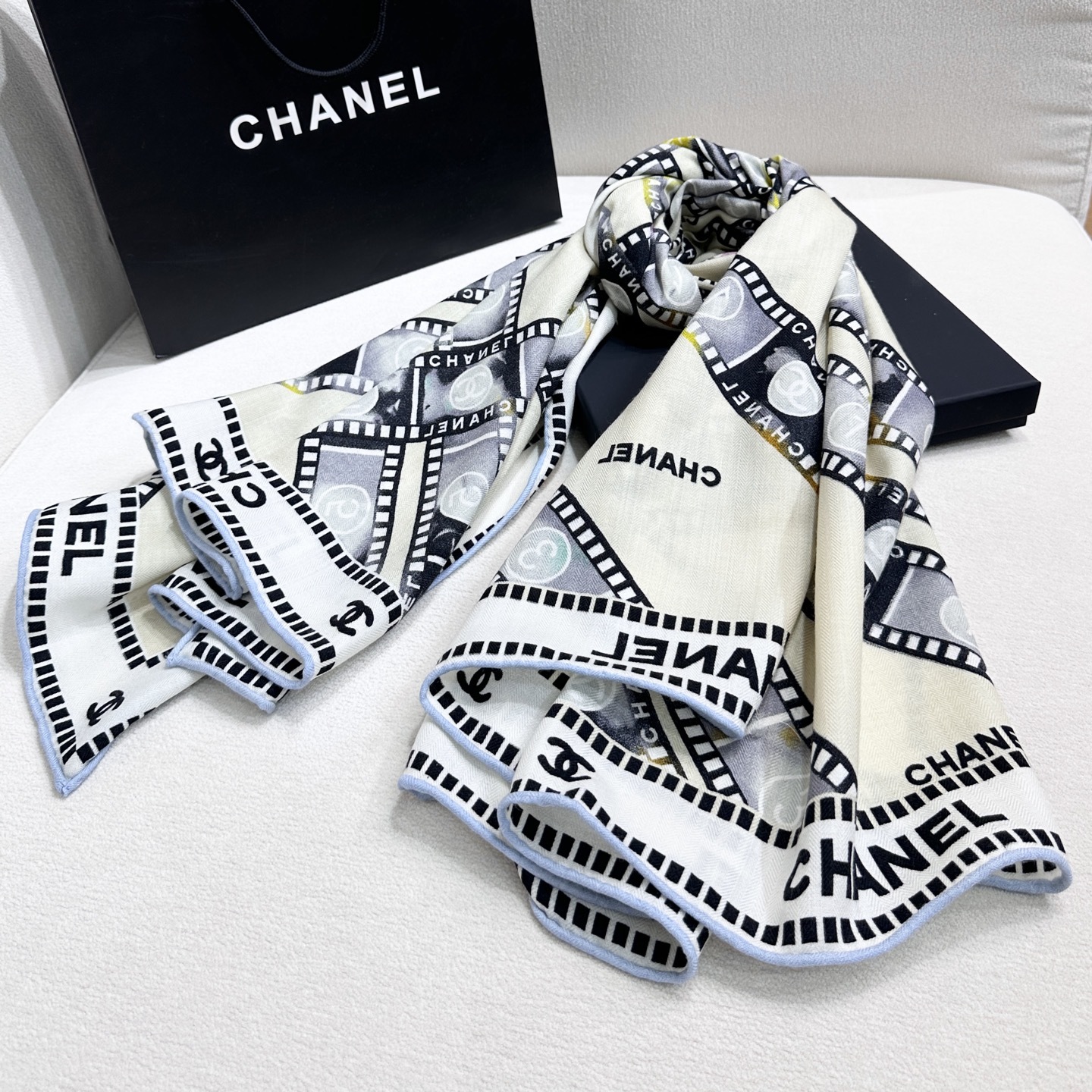 强推~超级时尚感的Chanel披肩【140顶级丝毛双面同色披肩】复古胶片图案的设计风格真的超级好搭配上身