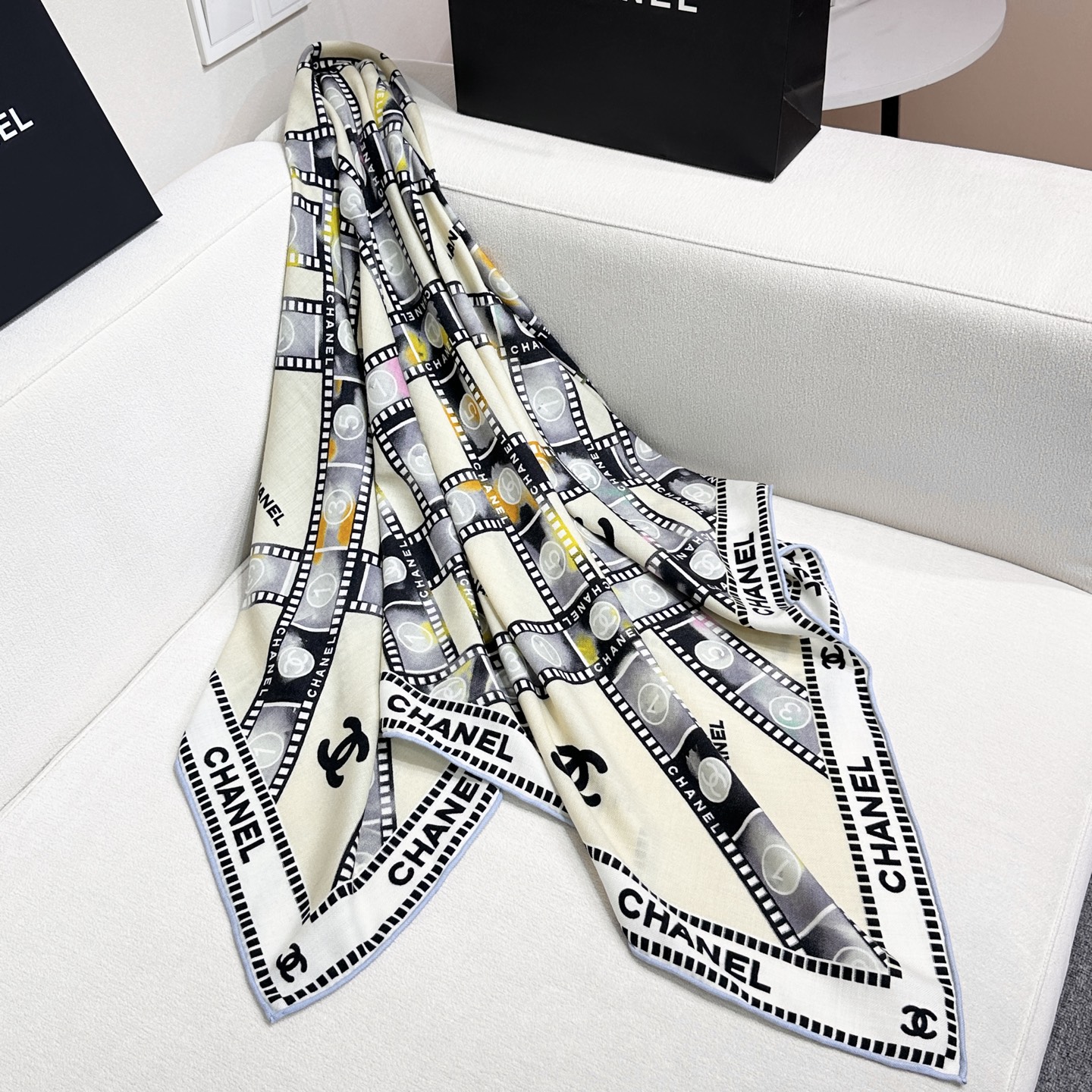 强推~超级时尚感的Chanel披肩【140顶级丝毛双面同色披肩】复古胶片图案的设计风格真的超级好搭配上身