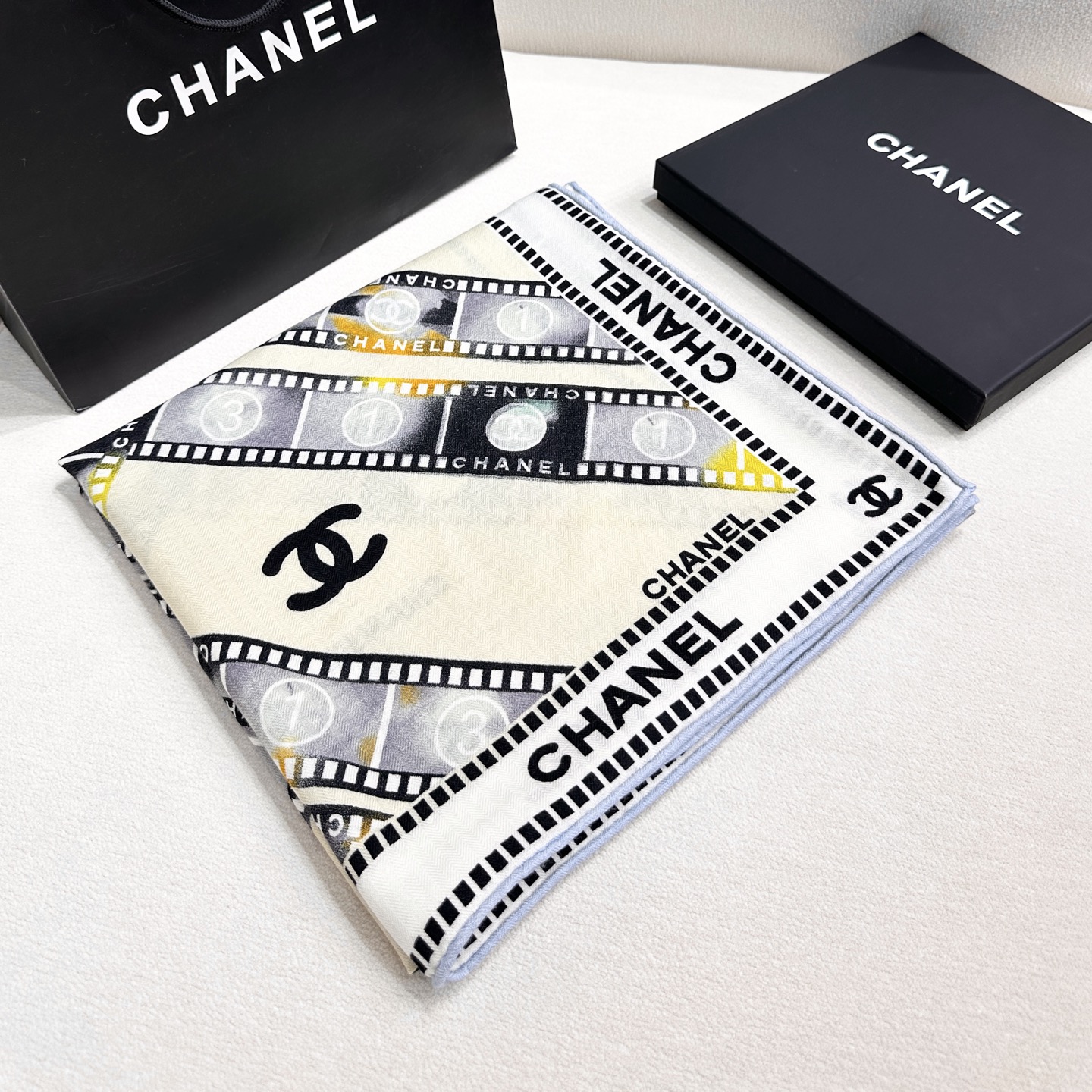 强推~超级时尚感的Chanel披肩【140顶级丝毛双面同色披肩】复古胶片图案的设计风格真的超级好搭配上身