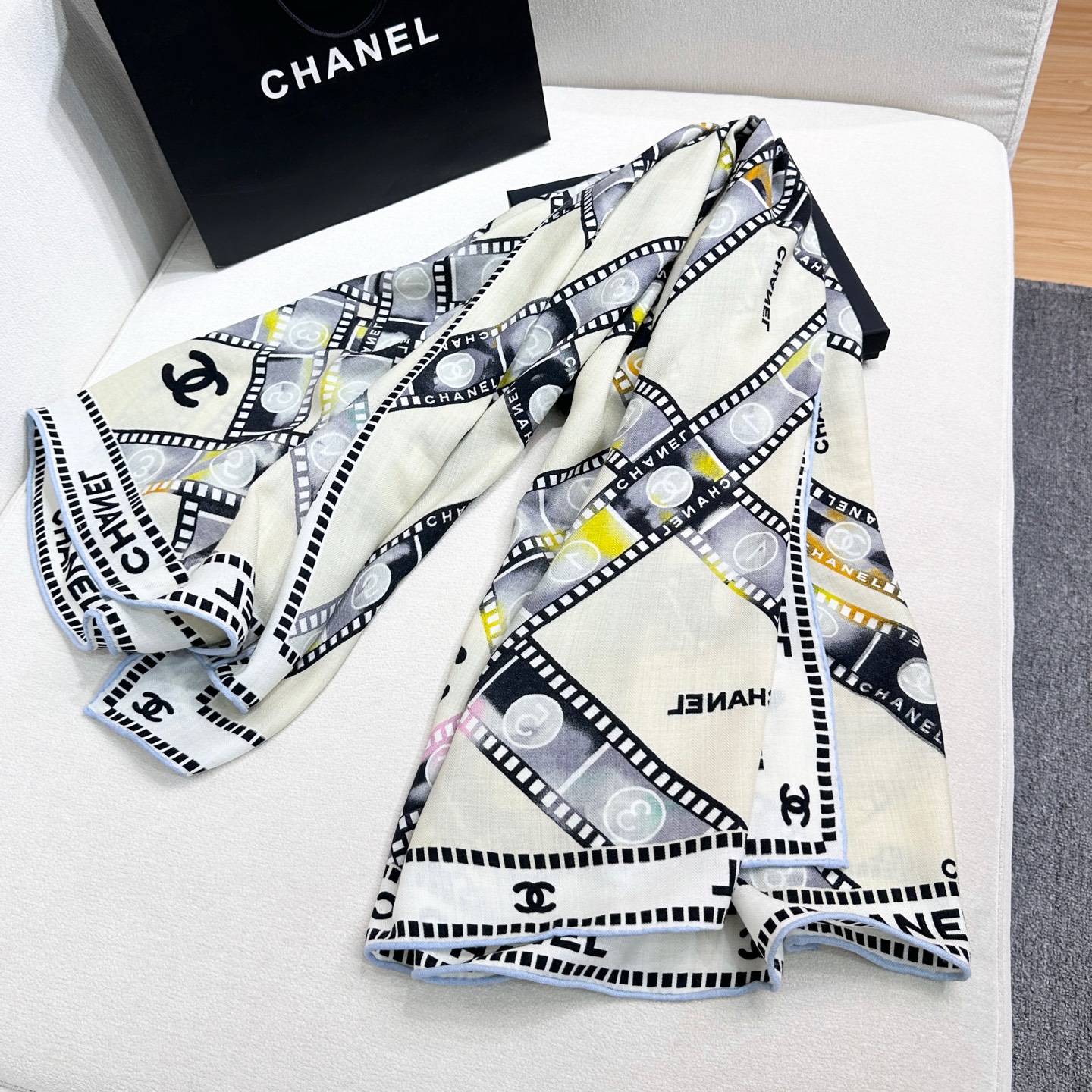 强推~超级时尚感的Chanel披肩【140顶级丝毛双面同色披肩】复古胶片图案的设计风格真的超级好搭配上身