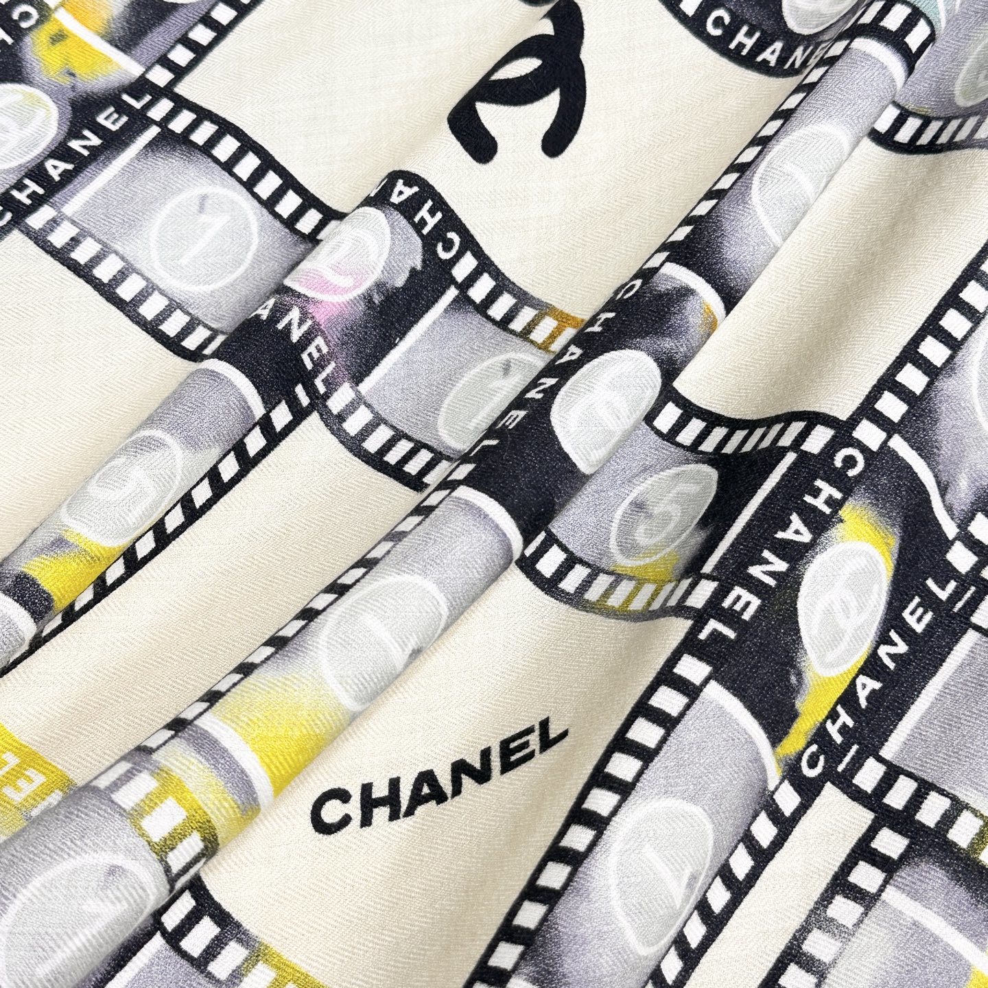 强推~超级时尚感的Chanel披肩【140顶级丝毛双面同色披肩】复古胶片图案的设计风格真的超级好搭配上身