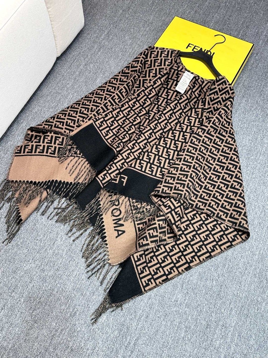 ✨爆款来了新款免代购❗️极品‼️重磅最新经典FF字母元素羊毛斗篷,大极品‼️F主打的斗篷,专柜也是刚上架