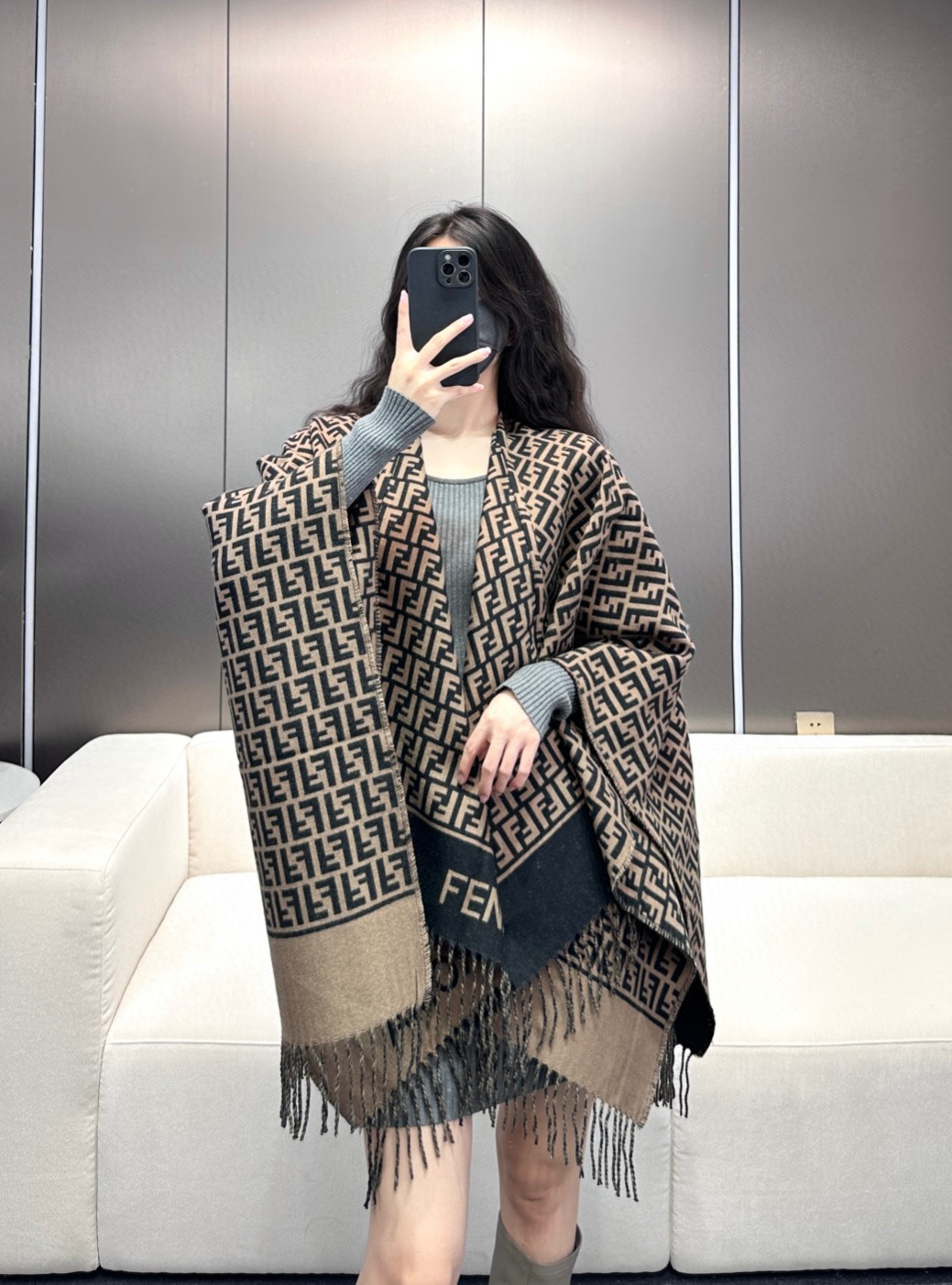 ✨爆款来了新款免代购❗️极品‼️重磅最新经典FF字母元素羊毛斗篷，大极品‼️F主打的斗篷，专柜也是刚上架