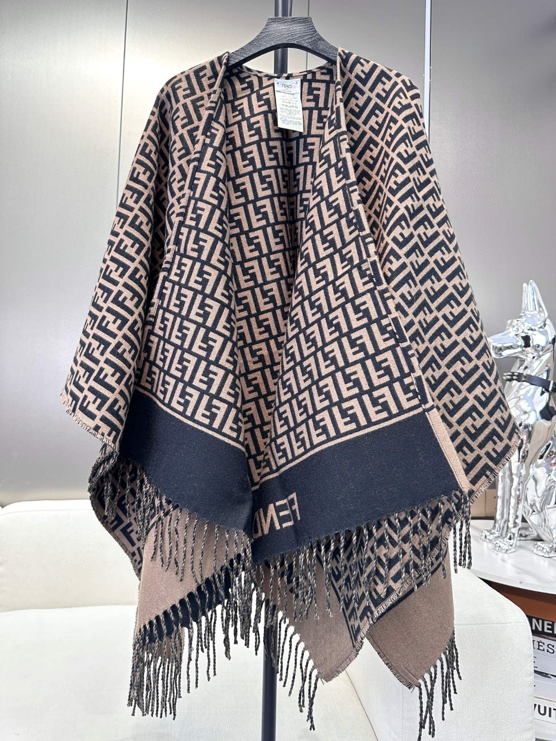 ✨爆款来了新款免代购❗️极品‼️重磅最新经典FF字母元素羊毛斗篷,大极品‼️F主打的斗篷,专柜也是刚上架
