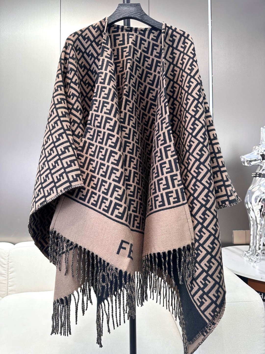 ✨爆款来了新款免代购❗️极品‼️重磅最新经典FF字母元素羊毛斗篷,大极品‼️F主打的斗篷,专柜也是刚上架