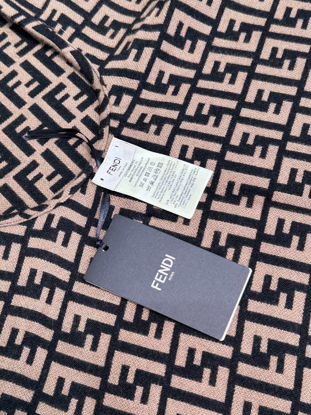 ✨爆款来了新款免代购❗️极品‼️重磅最新经典FF字母元素羊毛斗篷,大极品‼️F主打的斗篷,专柜也是刚上架