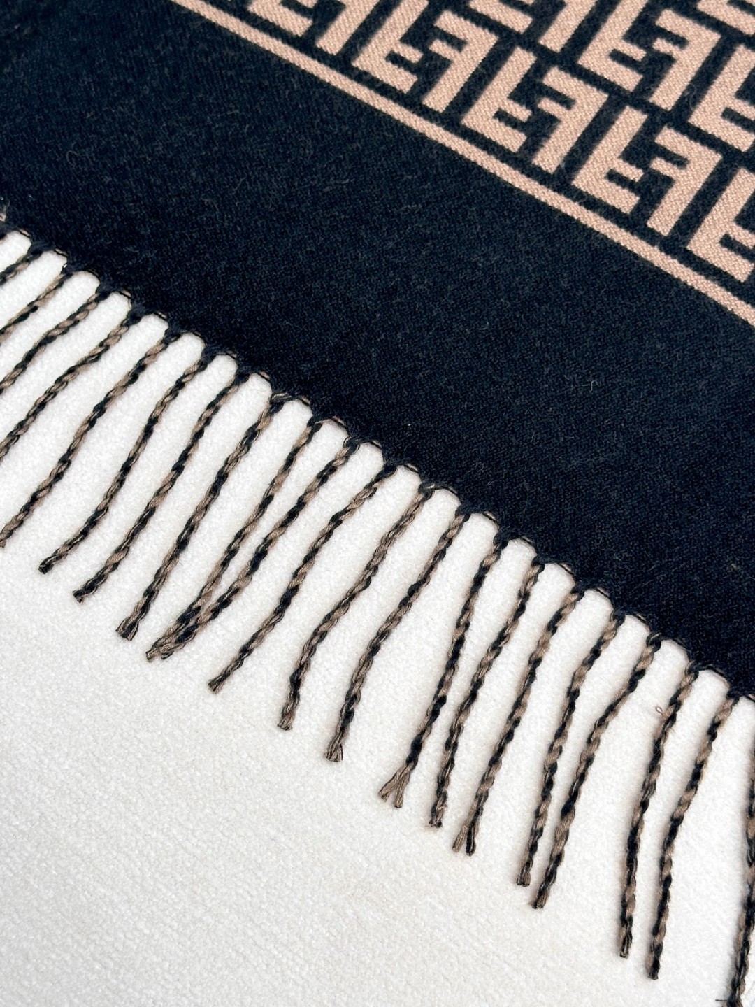 ✨爆款来了新款免代购❗️极品‼️重磅最新经典FF字母元素羊毛斗篷,大极品‼️F主打的斗篷,专柜也是刚上架