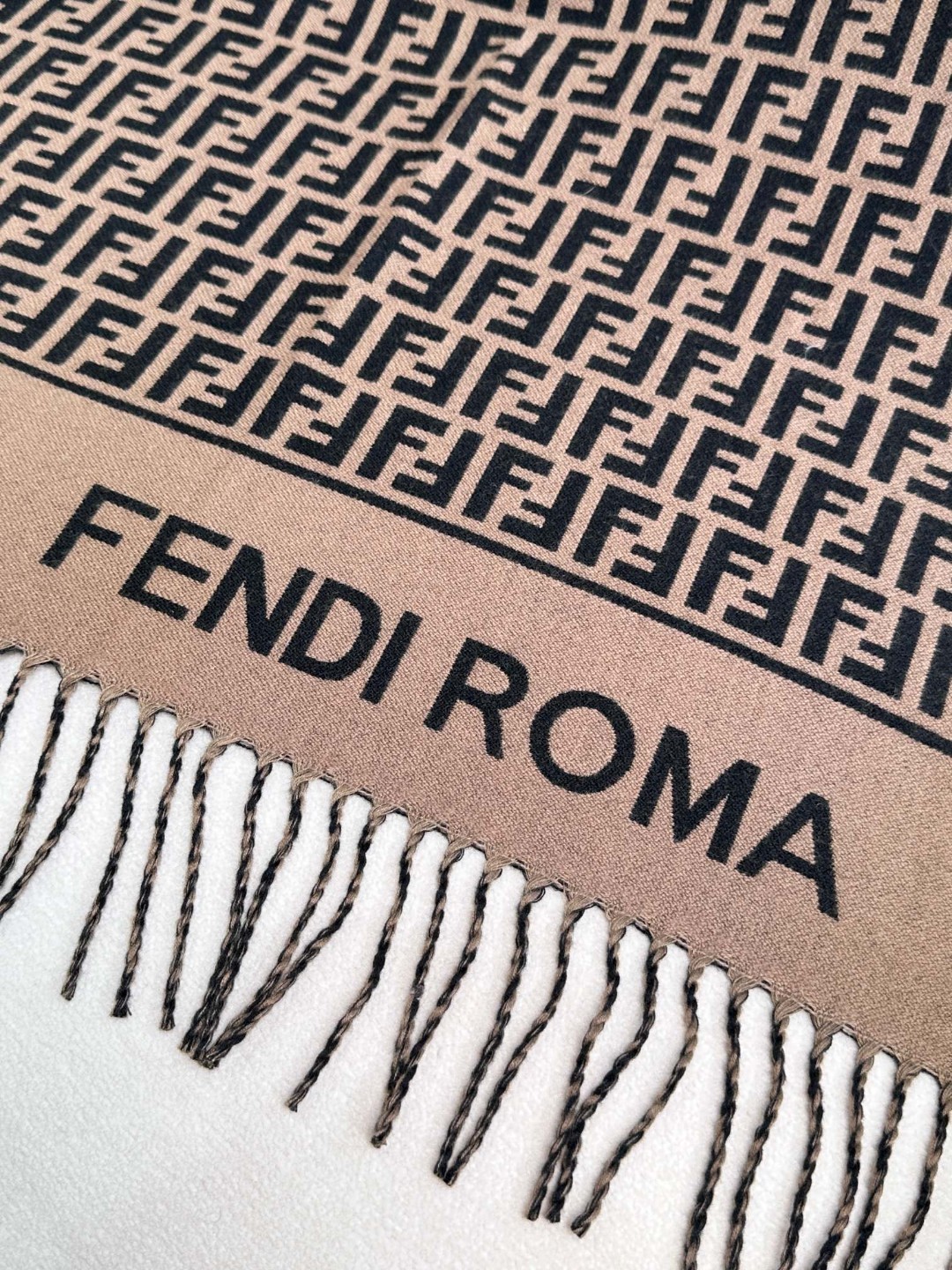 ✨爆款来了新款免代购❗️极品‼️重磅最新经典FF字母元素羊毛斗篷,大极品‼️F主打的斗篷,专柜也是刚上架