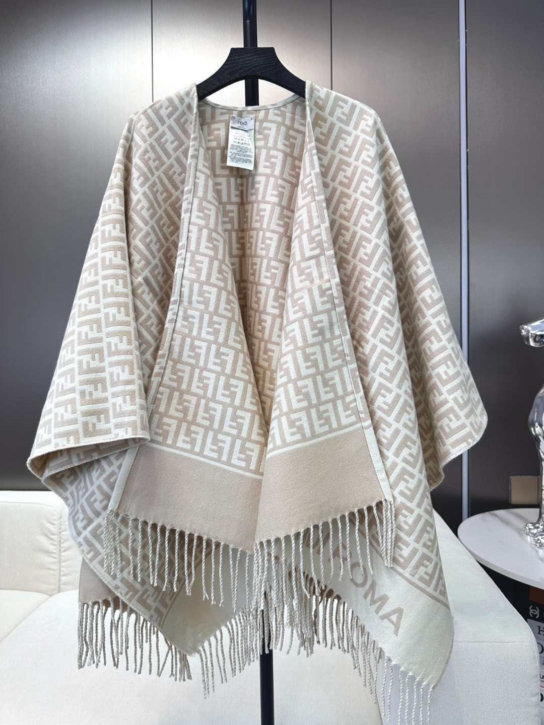 ✨爆款来了新款免代购❗️极品‼️重磅最新经典FF字母元素羊毛斗篷,大极品‼️F主打的斗篷,专柜也是刚上架