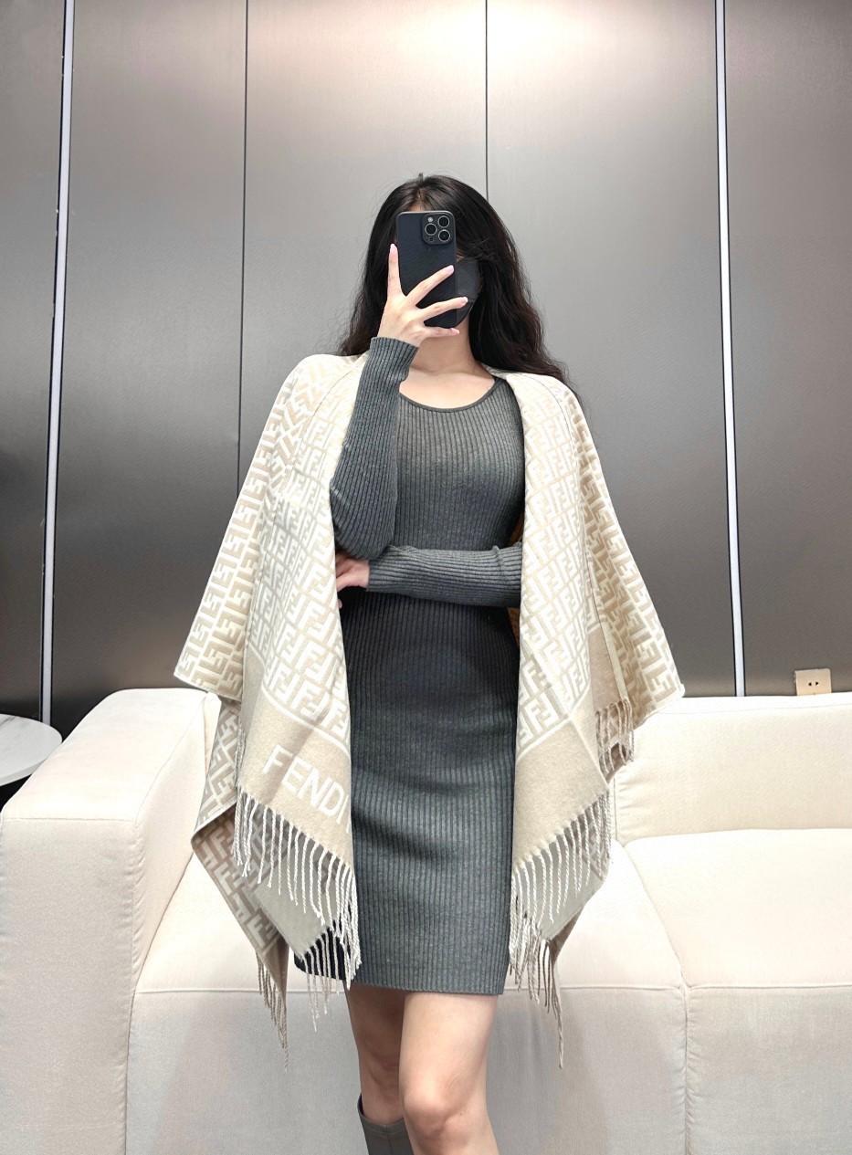 ✨爆款来了新款免代购❗️极品‼️重磅最新经典FF字母元素羊毛斗篷,大极品‼️F主打的斗篷,专柜也是刚上架