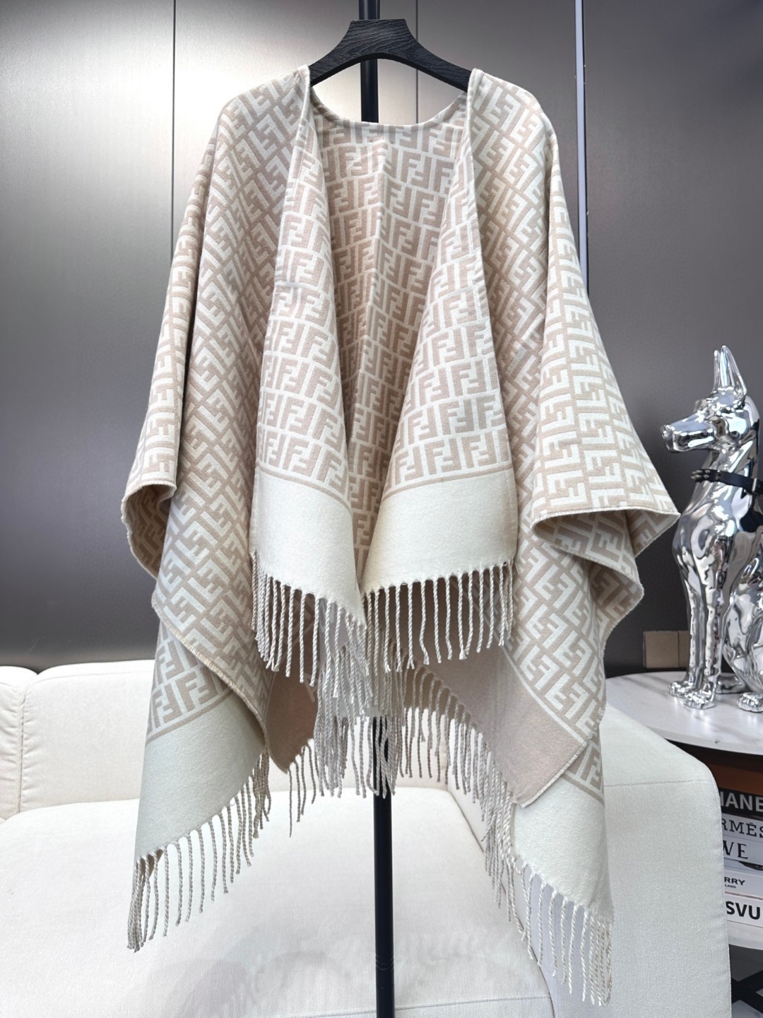 ✨爆款来了新款免代购❗️极品‼️重磅最新经典FF字母元素羊毛斗篷,大极品‼️F主打的斗篷,专柜也是刚上架
