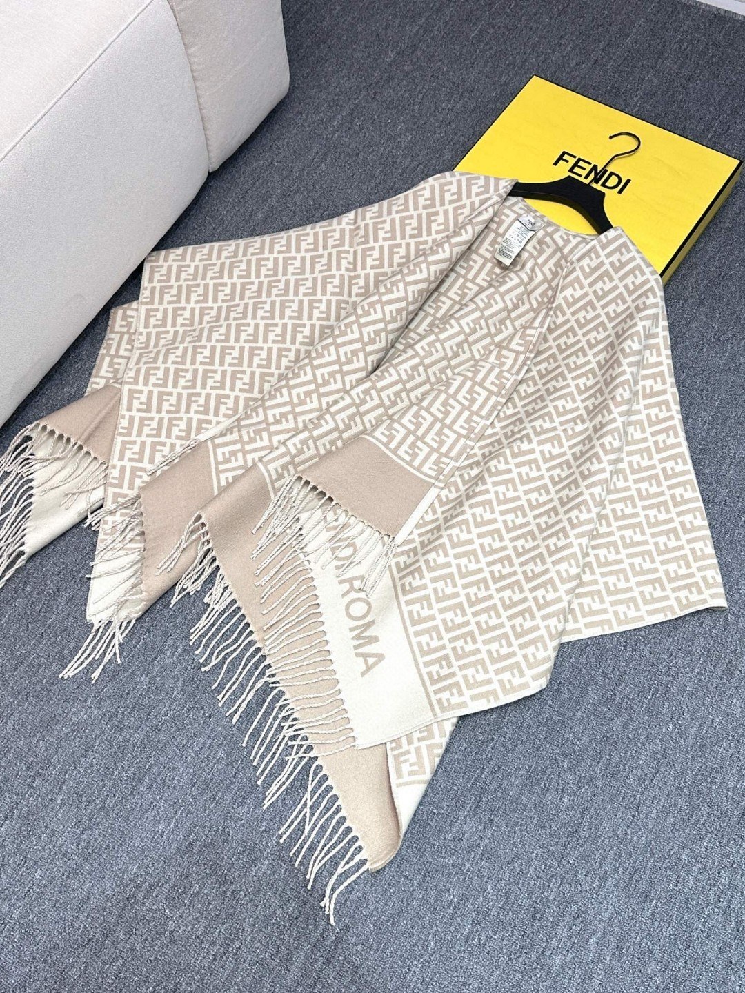 ✨爆款来了新款免代购❗️极品‼️重磅最新经典FF字母元素羊毛斗篷,大极品‼️F主打的斗篷,专柜也是刚上架