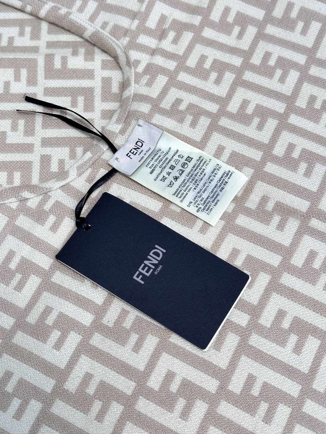 ✨爆款来了新款免代购❗️极品‼️重磅最新经典FF字母元素羊毛斗篷,大极品‼️F主打的斗篷,专柜也是刚上架