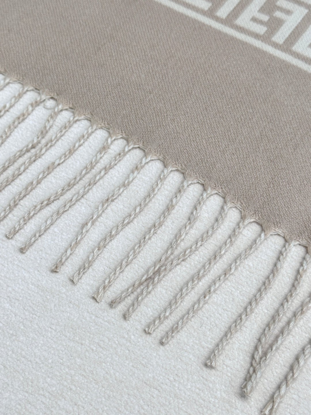 ✨爆款来了新款免代购❗️极品‼️重磅最新经典FF字母元素羊毛斗篷,大极品‼️F主打的斗篷,专柜也是刚上架