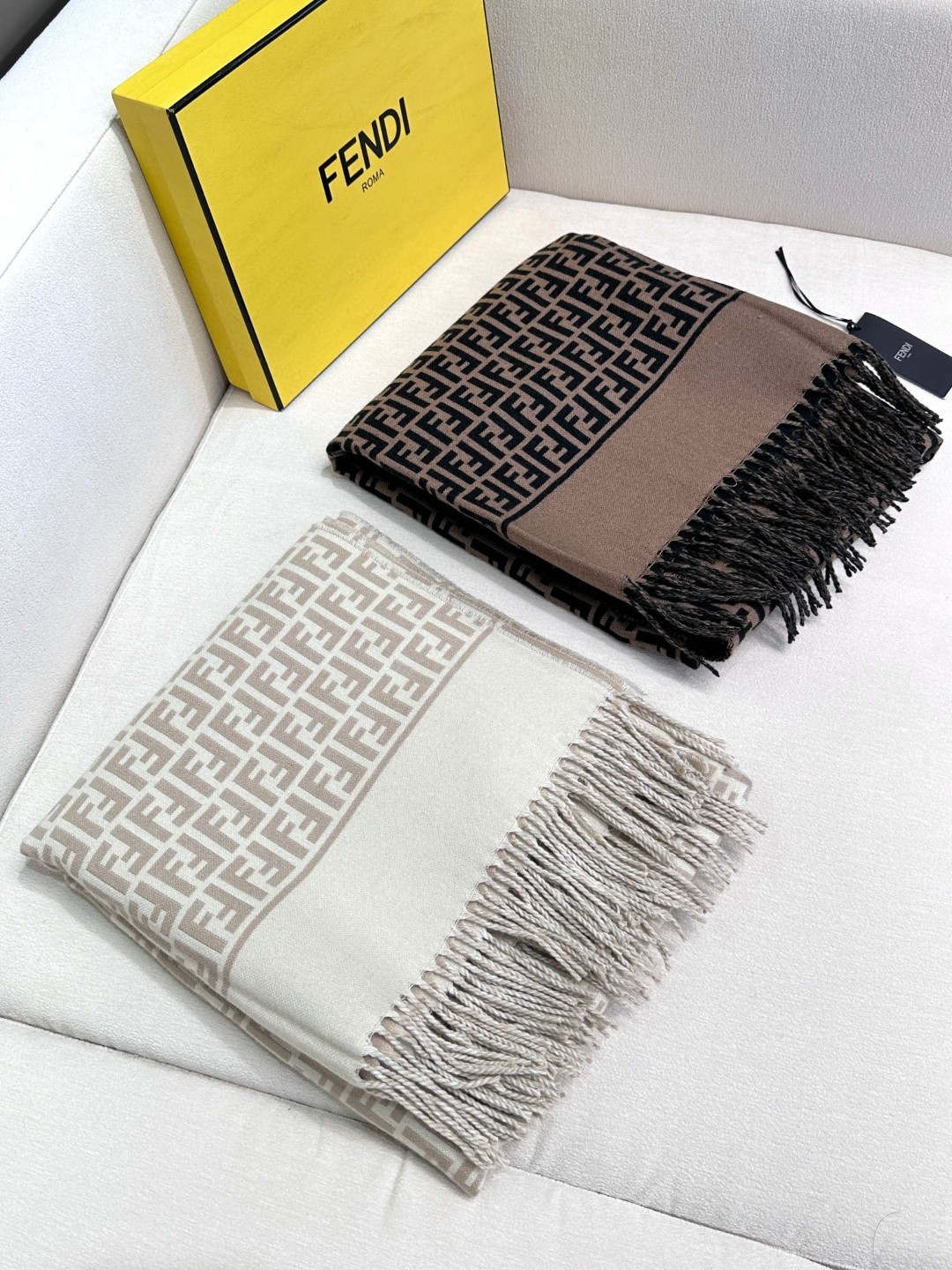 ✨爆款来了新款免代购❗️极品‼️重磅最新经典FF字母元素羊毛斗篷,大极品‼️F主打的斗篷,专柜也是刚上架