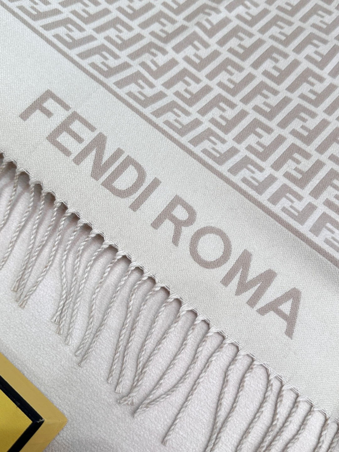 ✨爆款来了新款免代购❗️极品‼️重磅最新经典FF字母元素羊毛斗篷,大极品‼️F主打的斗篷,专柜也是刚上架