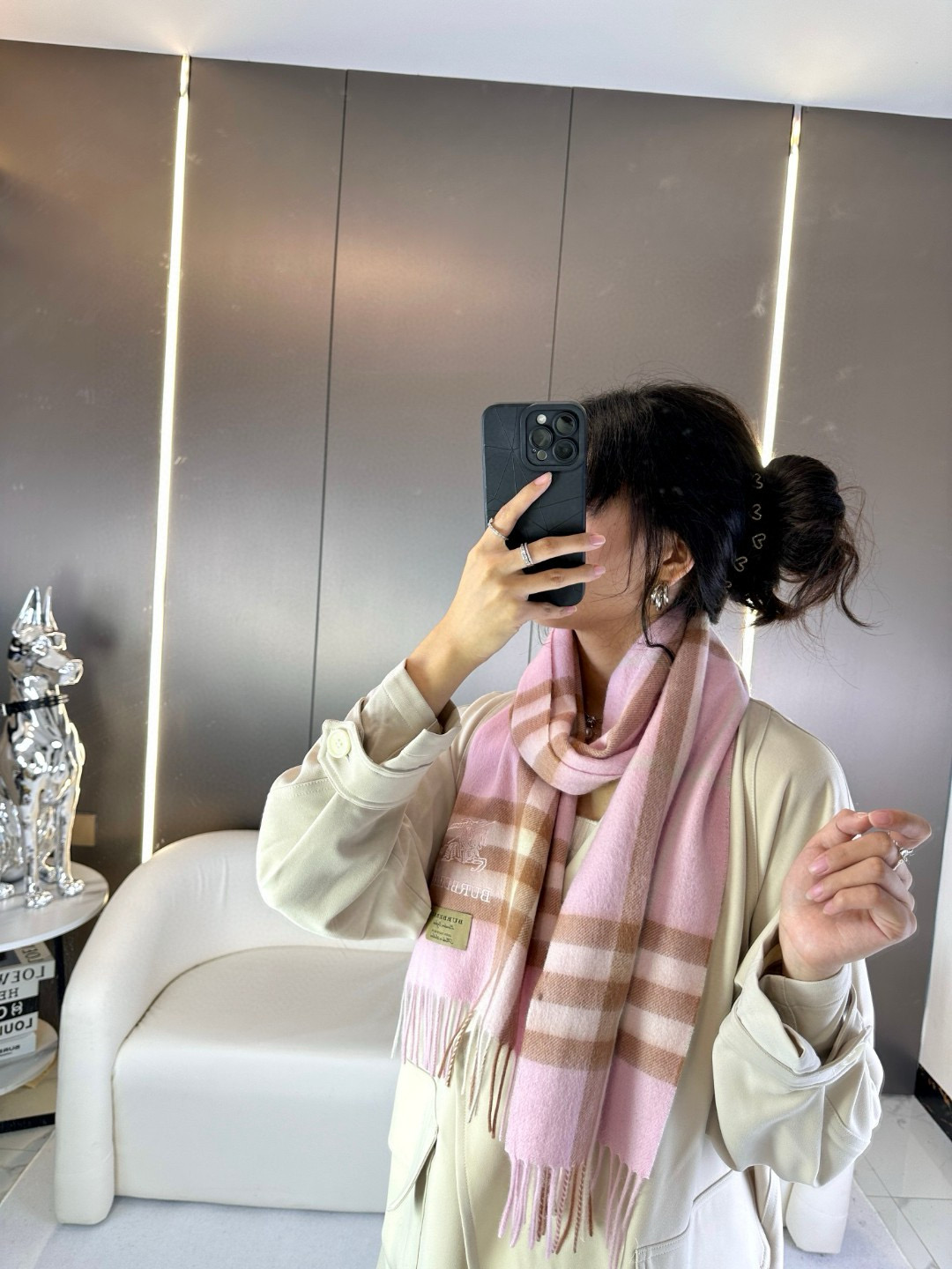 P110  2025巴宝莉福利款到货！【刺绣战马】采用内蒙古顶级羊绒，2023最新款男女通用情侣款👫重磅推荐💥 经典的格子，永不过时🔥非常保暖柔软亲肤，不扎脖😍经典巴宝莉格纹设计😘太美了赶紧下手吧🎉中性款男女各自选择自己中意的颜色，材质：羊绒，尺寸：30x180，5色