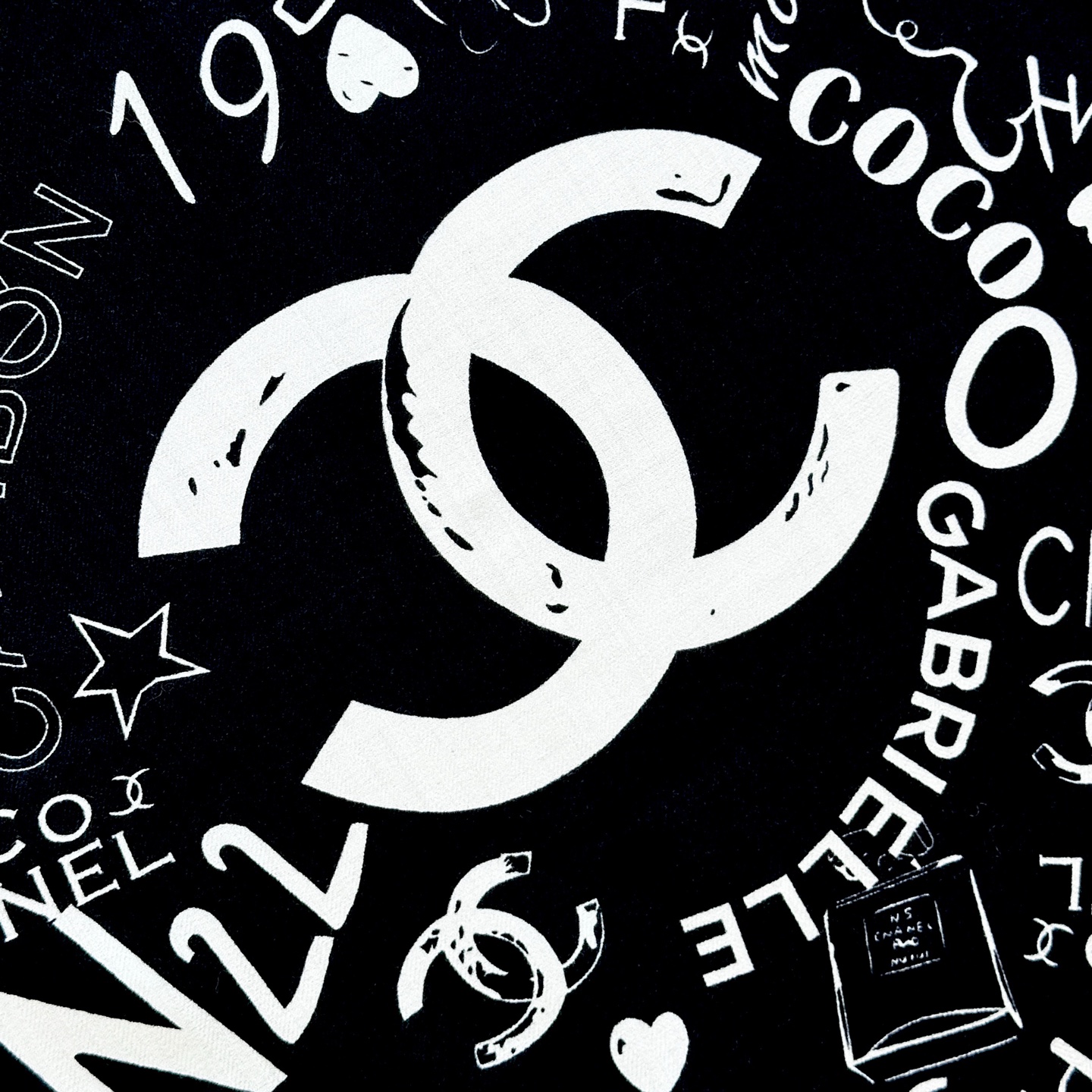 ✨✨【▪️ 优雅型格！这份魅力绝对是艺术大师级才能创作的一线水准❗️】太佩服Chanel这位设计师了，出