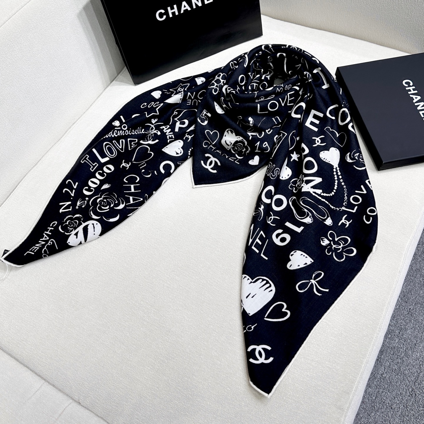 ✨✨【▪️ 优雅型格！这份魅力绝对是艺术大师级才能创作的一线水准❗️】太佩服Chanel这位设计师了，出