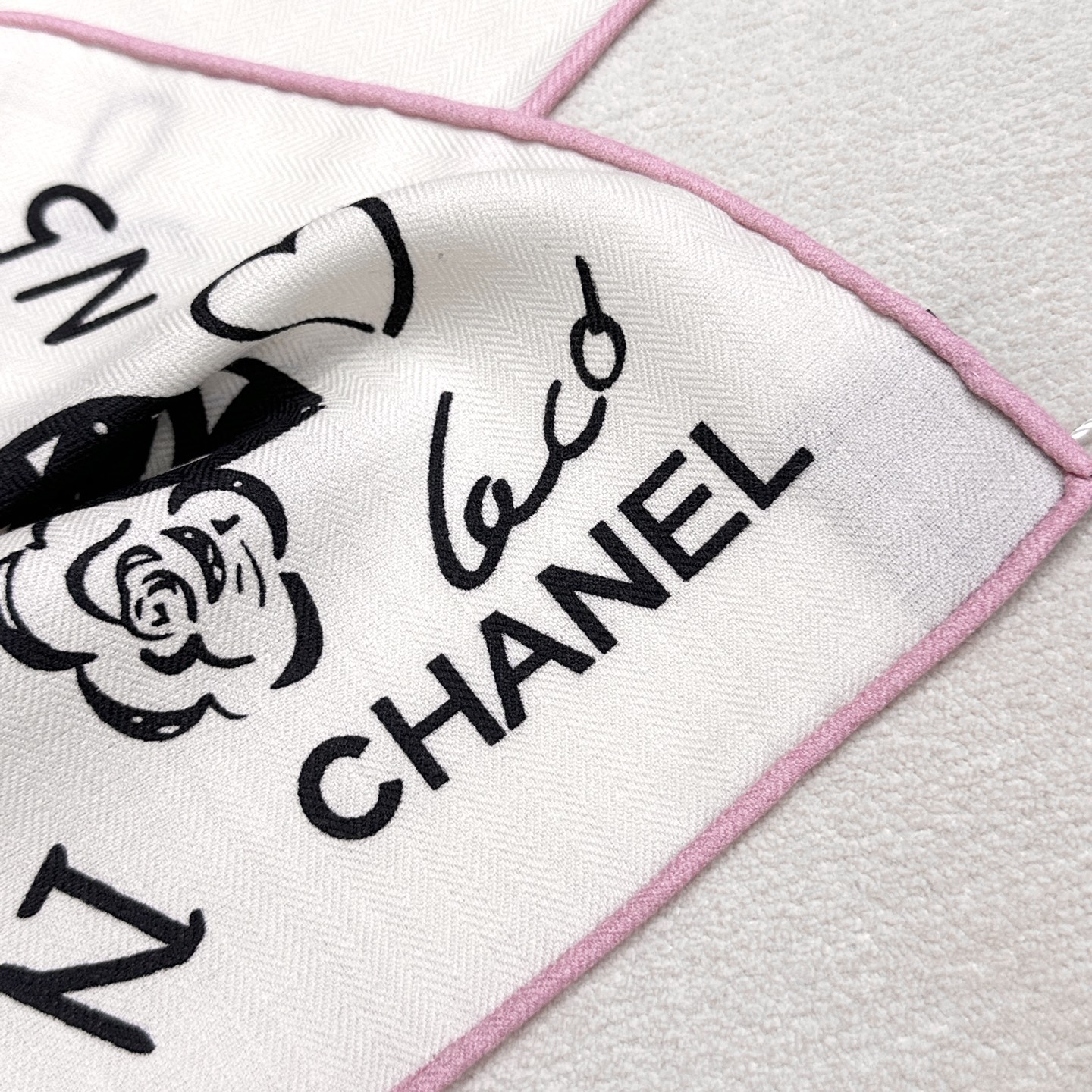 ✨✨【▪️ 优雅型格！这份魅力绝对是艺术大师级才能创作的一线水准❗️】太佩服Chanel这位设计师了，出