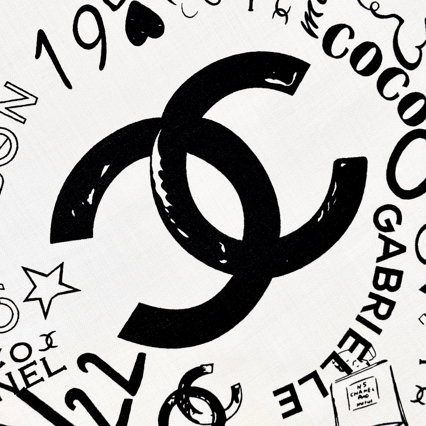 ✨✨【▪️ 优雅型格！这份魅力绝对是艺术大师级才能创作的一线水准❗️】太佩服Chanel这位设计师了，出