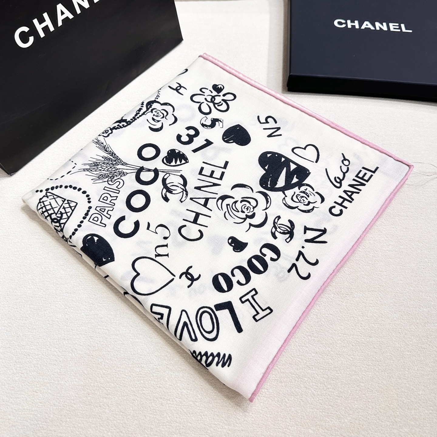 ✨✨【▪️ 优雅型格！这份魅力绝对是艺术大师级才能创作的一线水准❗️】太佩服Chanel这位设计师了，出