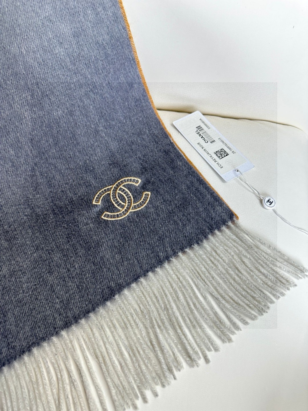 香奈儿2025渐变色👍巴黎时装展商务男士女士通用双面羊绒披肩。代工厂臻选上乘的超细羊绒纤维 进行纯手工精