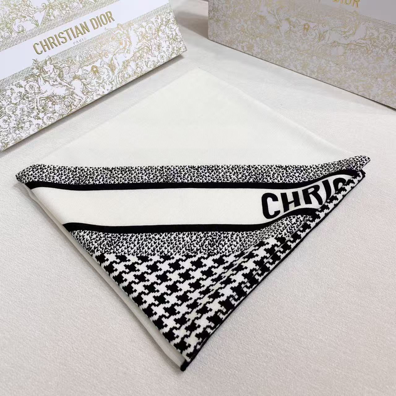 。Dior 30MONTAIGNE 设计优雅经典,向 Dior 经典地址致敬。采用桑蚕丝斜纹面料精心制作