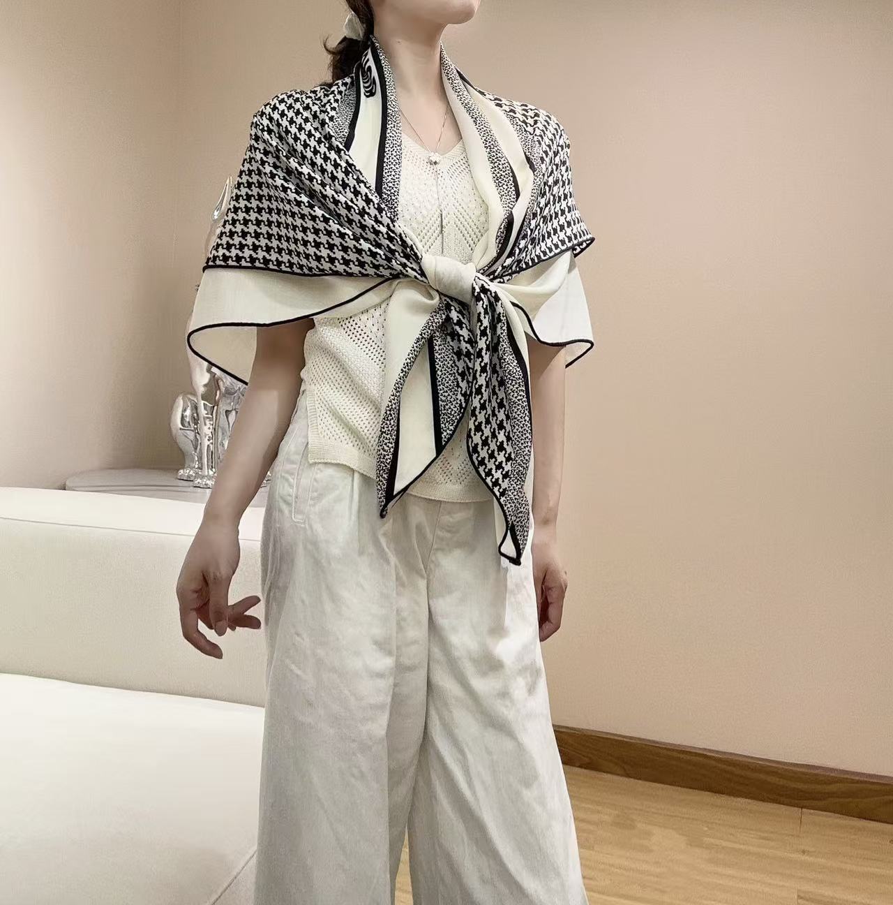 。Dior 30MONTAIGNE 设计优雅经典,向 Dior 经典地址致敬。采用桑蚕丝斜纹面料精心制作