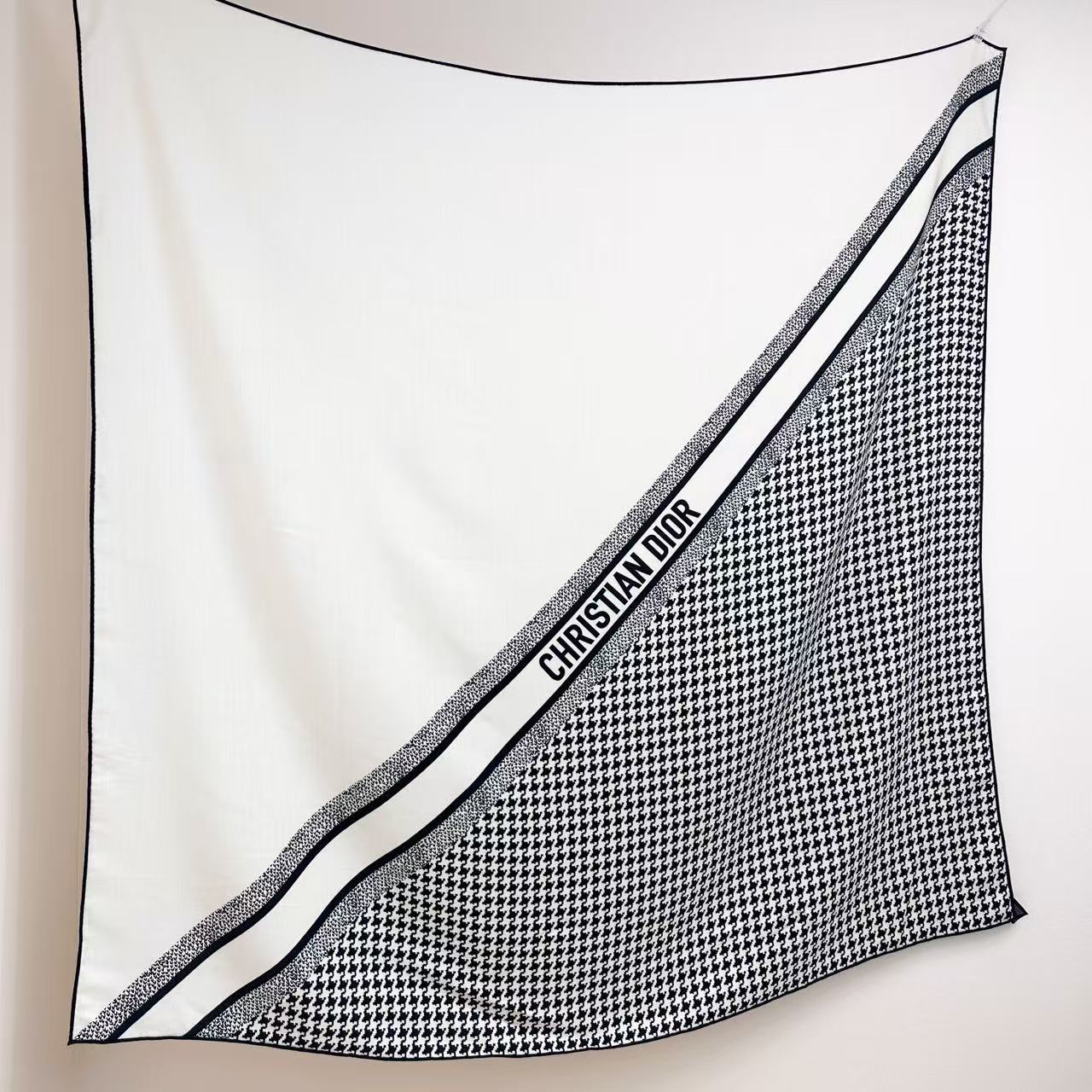 。Dior 30MONTAIGNE 设计优雅经典,向 Dior 经典地址致敬。采用桑蚕丝斜纹面料精心制作