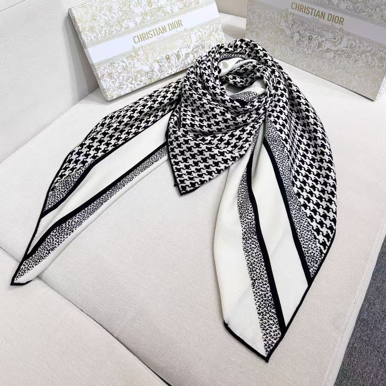 。Dior 30MONTAIGNE 设计优雅经典,向 Dior 经典地址致敬。采用桑蚕丝斜纹面料精心制作