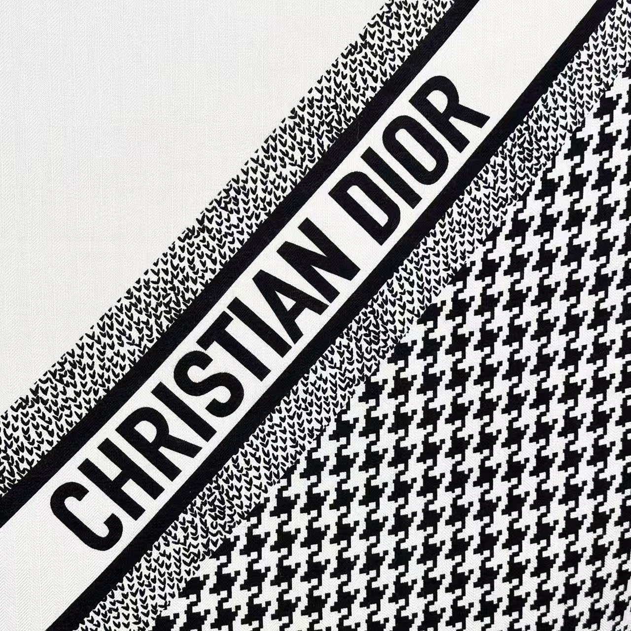 。Dior 30MONTAIGNE 设计优雅经典,向 Dior 经典地址致敬。采用桑蚕丝斜纹面料精心制作