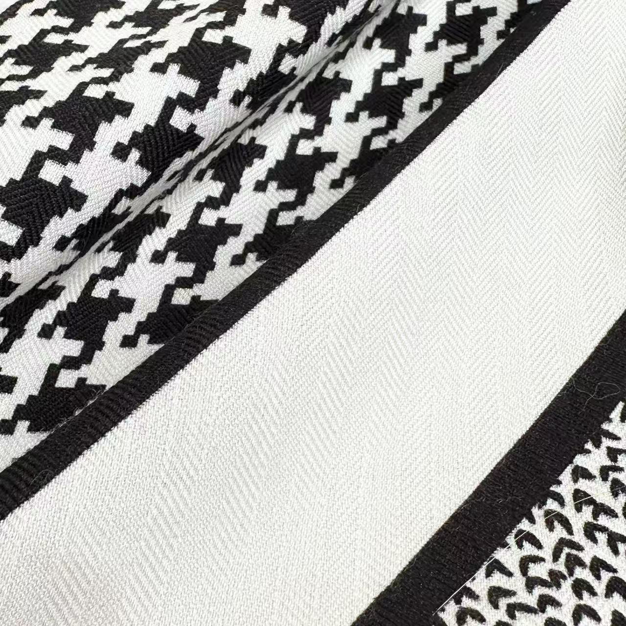 。Dior 30MONTAIGNE 设计优雅经典,向 Dior 经典地址致敬。采用桑蚕丝斜纹面料精心制作