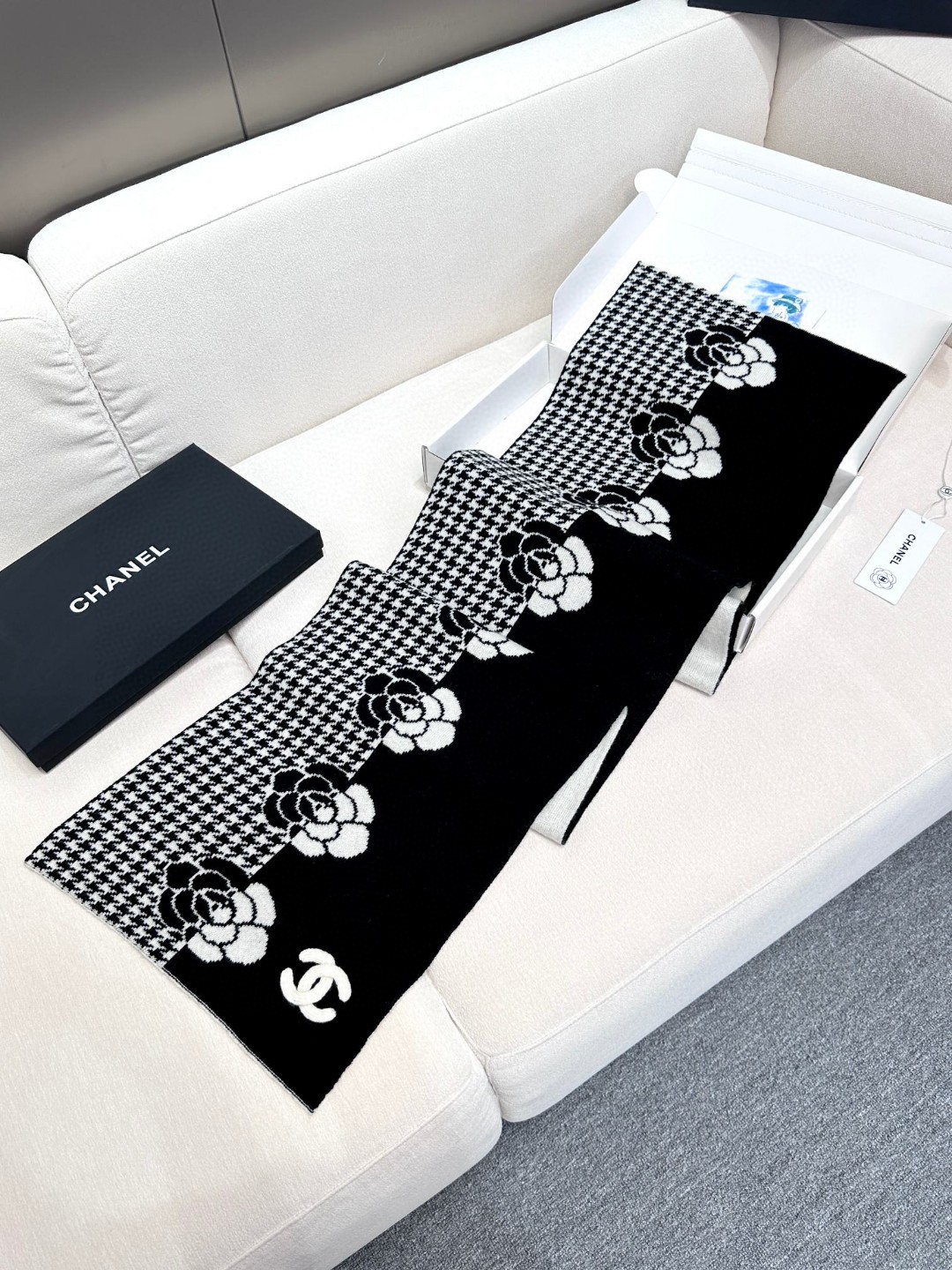 ✨【超级重磅】CHANEL 新款超级重磅的巨好看的款！千鸟格与山茶花针织简直不要太高级！加上手工打造的双