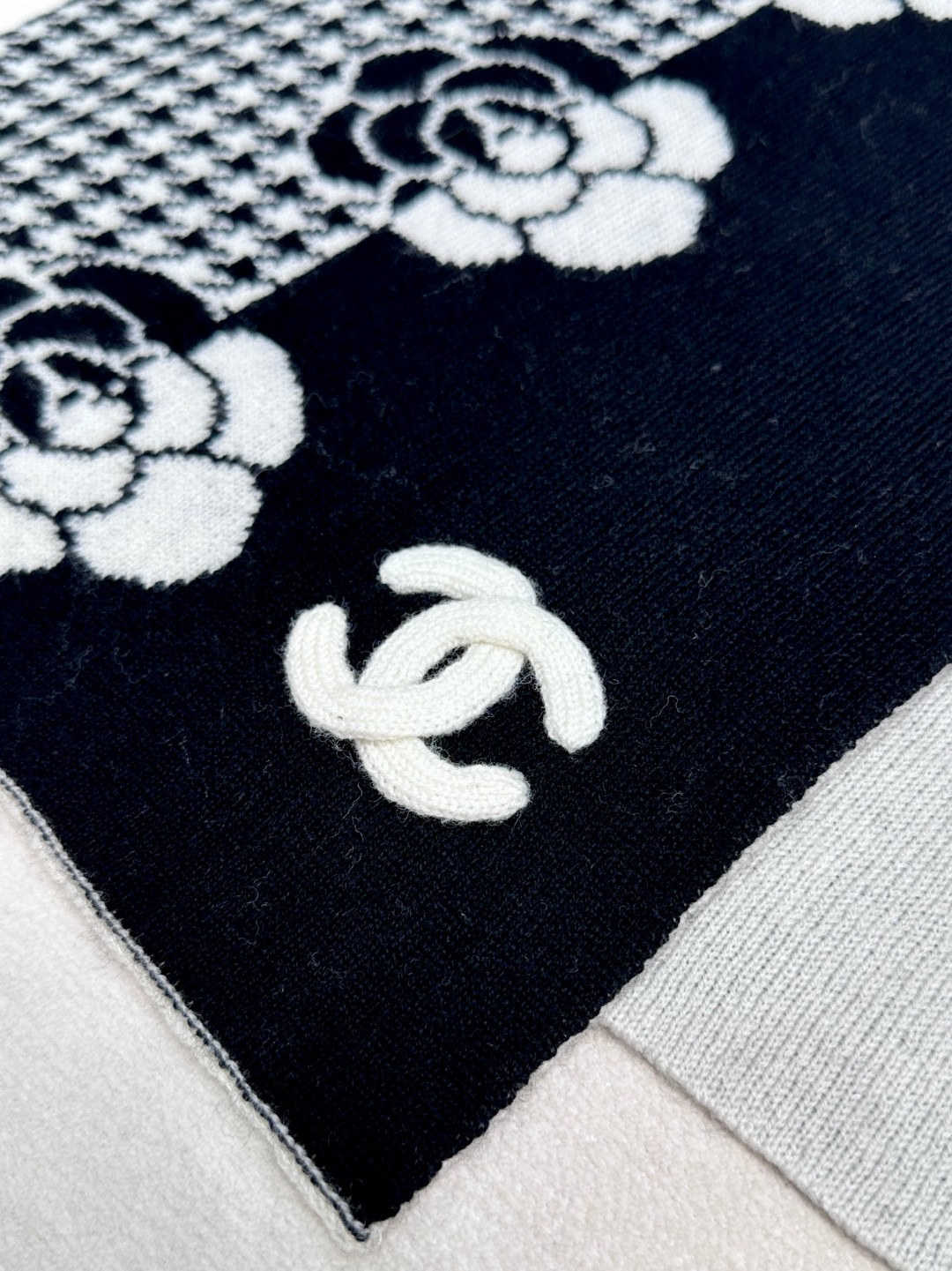 ✨【超级重磅】CHANEL 新款超级重磅的巨好看的款！千鸟格与山茶花针织简直不要太高级！加上手工打造的双