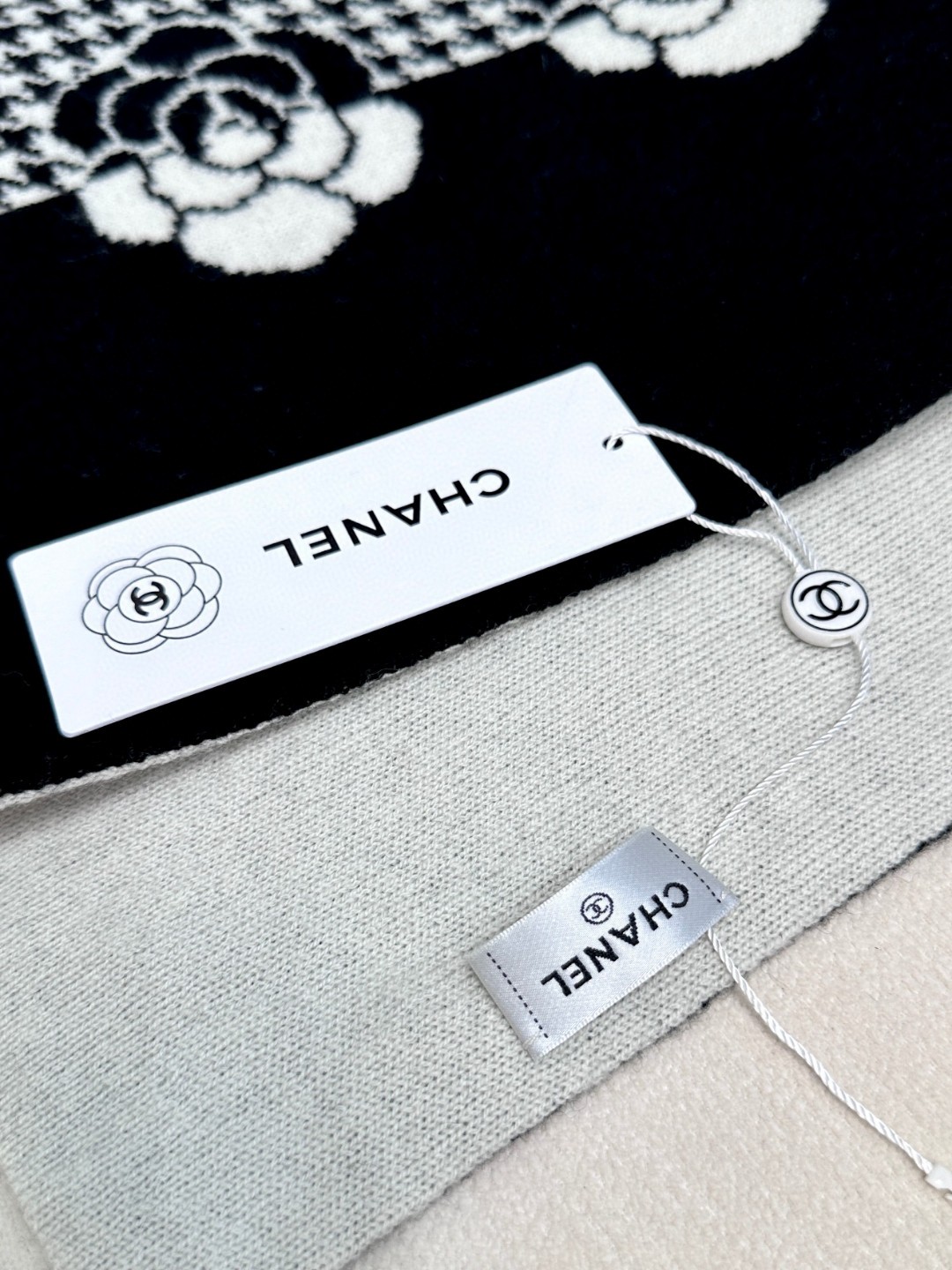 ✨【超级重磅】CHANEL 新款超级重磅的巨好看的款！千鸟格与山茶花针织简直不要太高级！加上手工打造的双