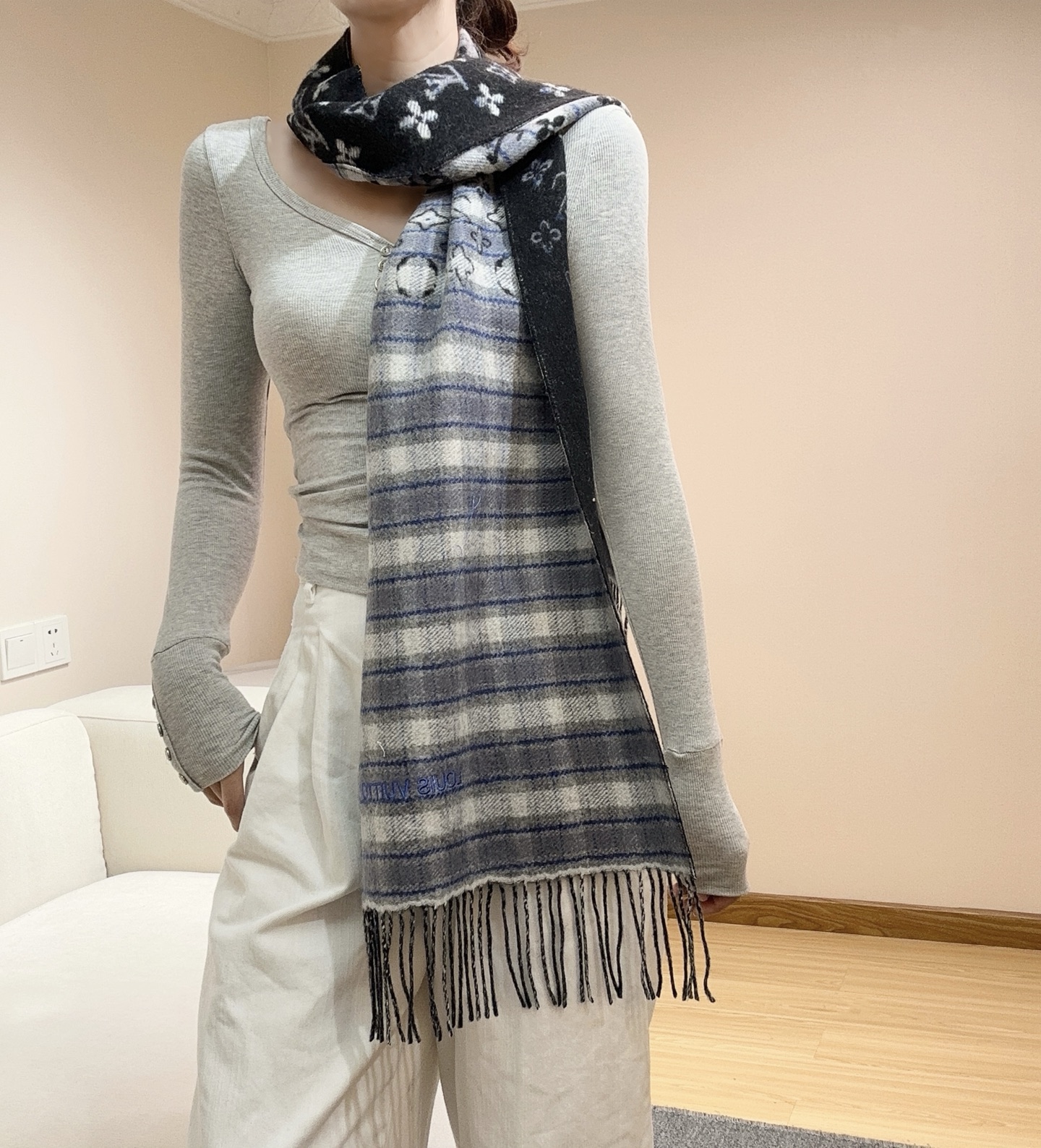 2025Lv爆款来了，👍采用双面渐变色设计，无论怎么搭都不会出错！▪️好看的款式一定要收！这款LV围巾，