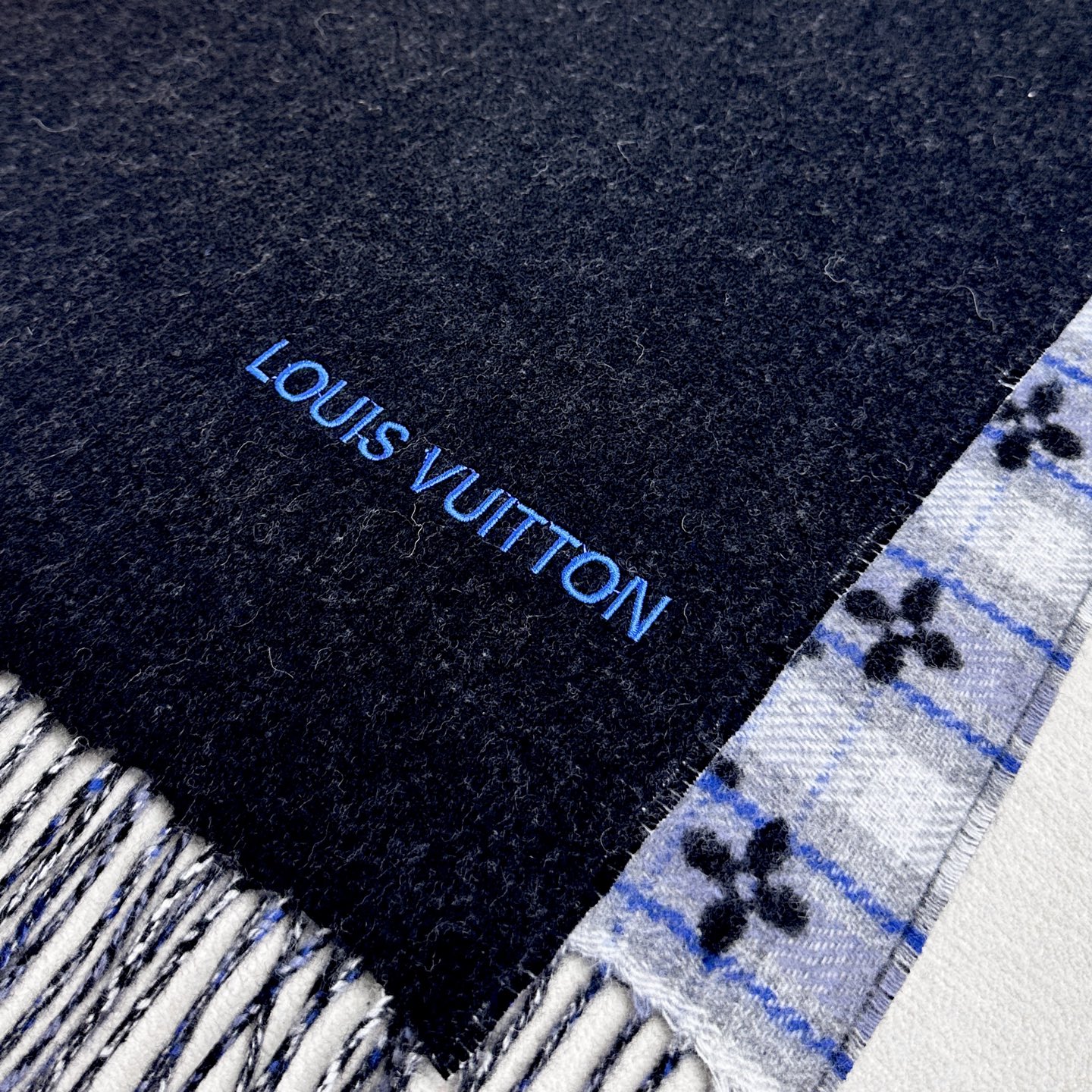 2025Lv爆款来了，👍采用双面渐变色设计，无论怎么搭都不会出错！▪️好看的款式一定要收！这款LV围巾，