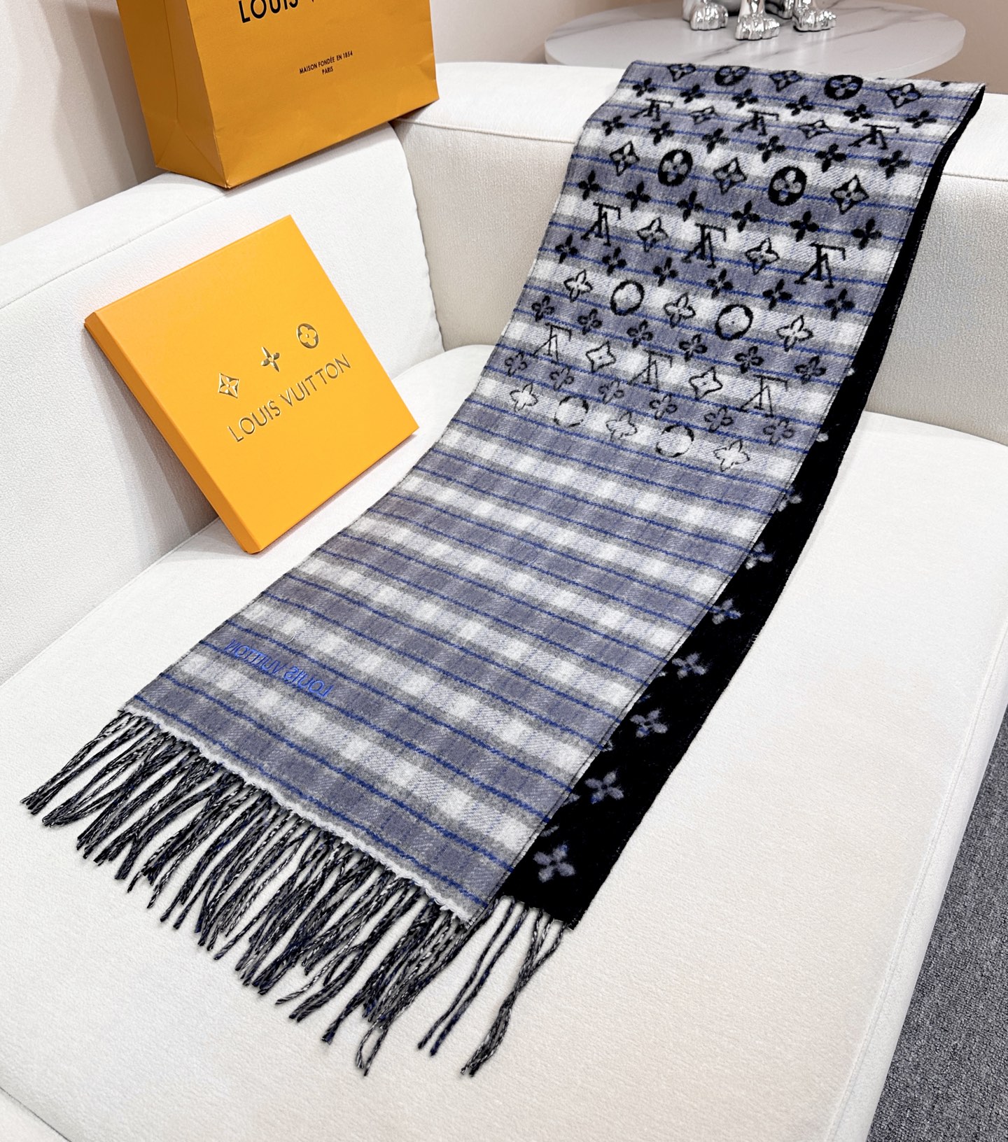 2025Lv爆款来了，👍采用双面渐变色设计，无论怎么搭都不会出错！▪️好看的款式一定要收！这款LV围巾，