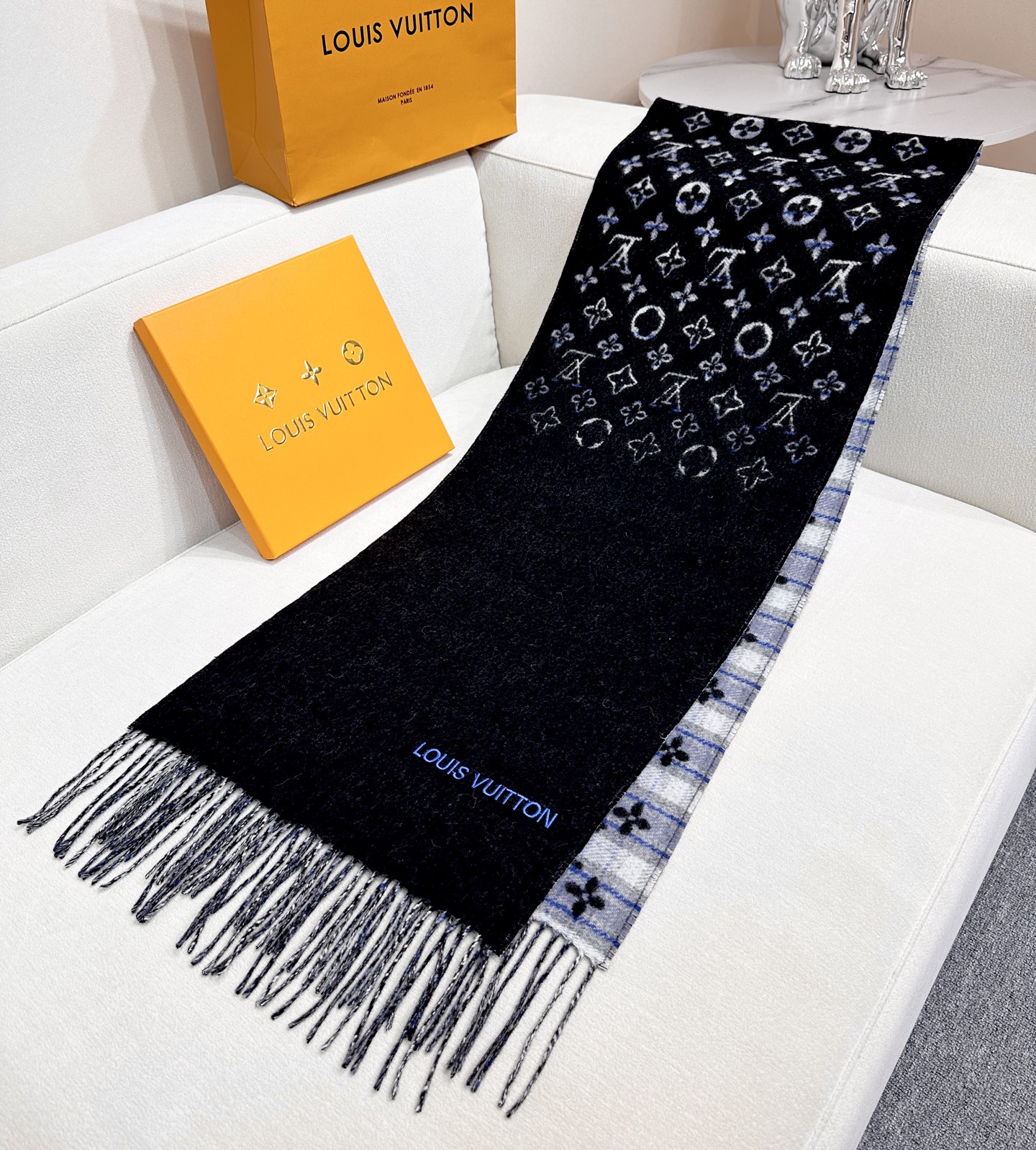 2025Lv爆款来了，👍采用双面渐变色设计，无论怎么搭都不会出错！▪️好看的款式一定要收！这款LV围巾，