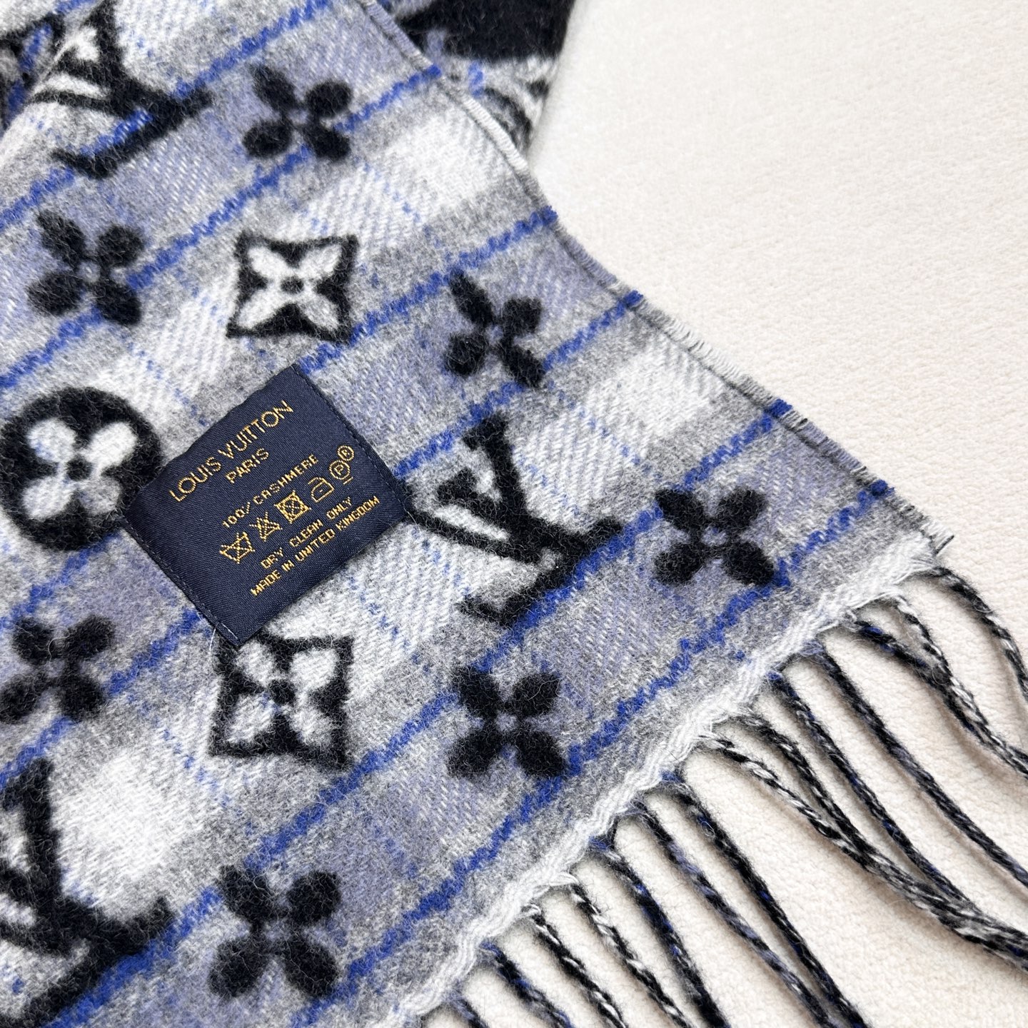 2025Lv爆款来了，👍采用双面渐变色设计，无论怎么搭都不会出错！▪️好看的款式一定要收！这款LV围巾，