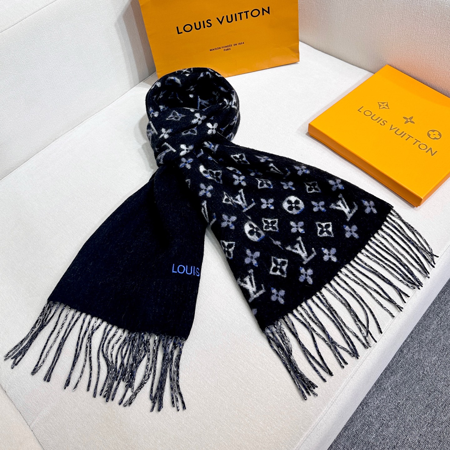 2025Lv爆款来了，👍采用双面渐变色设计，无论怎么搭都不会出错！▪️好看的款式一定要收！这款LV围巾，