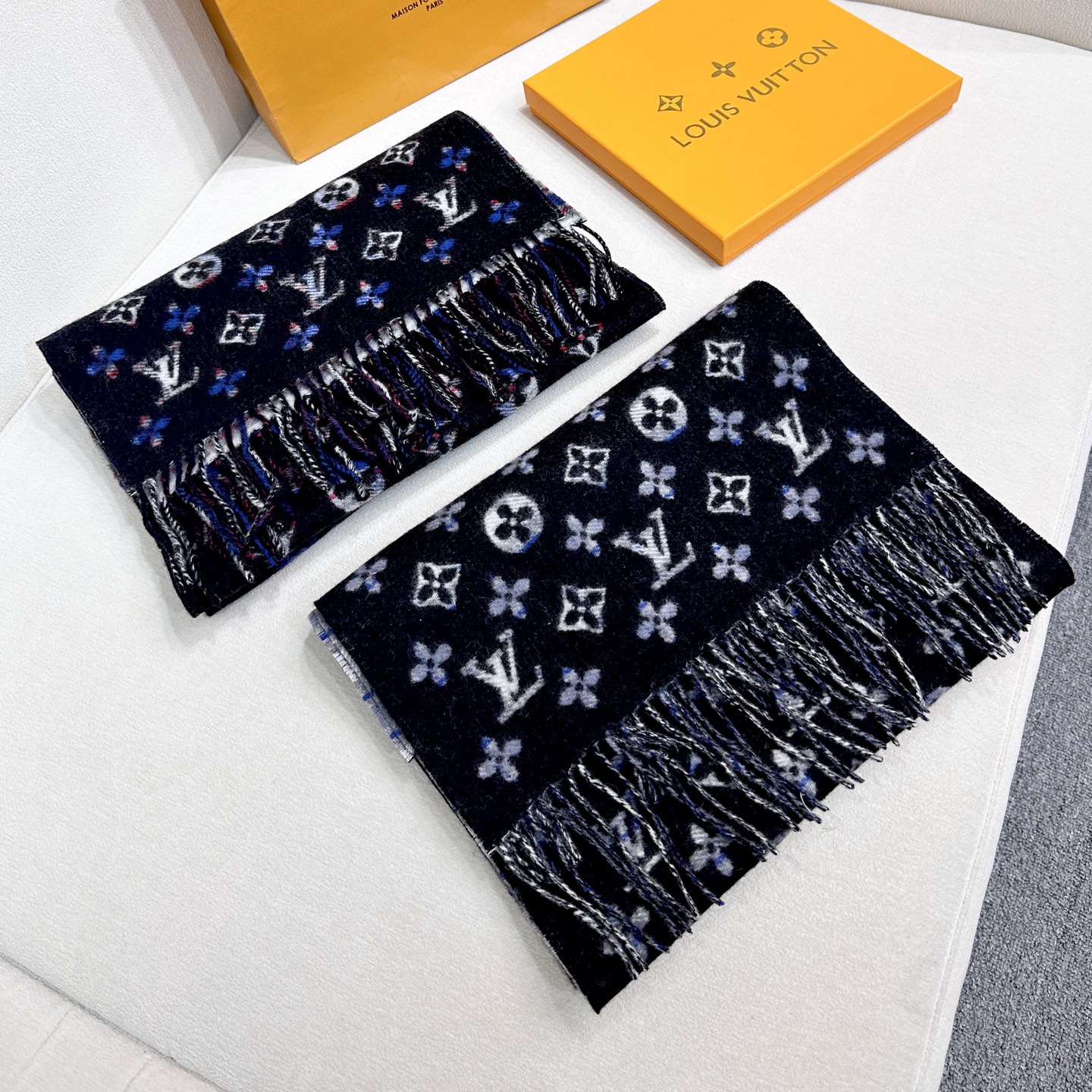 2025Lv爆款来了，👍采用双面渐变色设计，无论怎么搭都不会出错！▪️好看的款式一定要收！这款LV围巾，