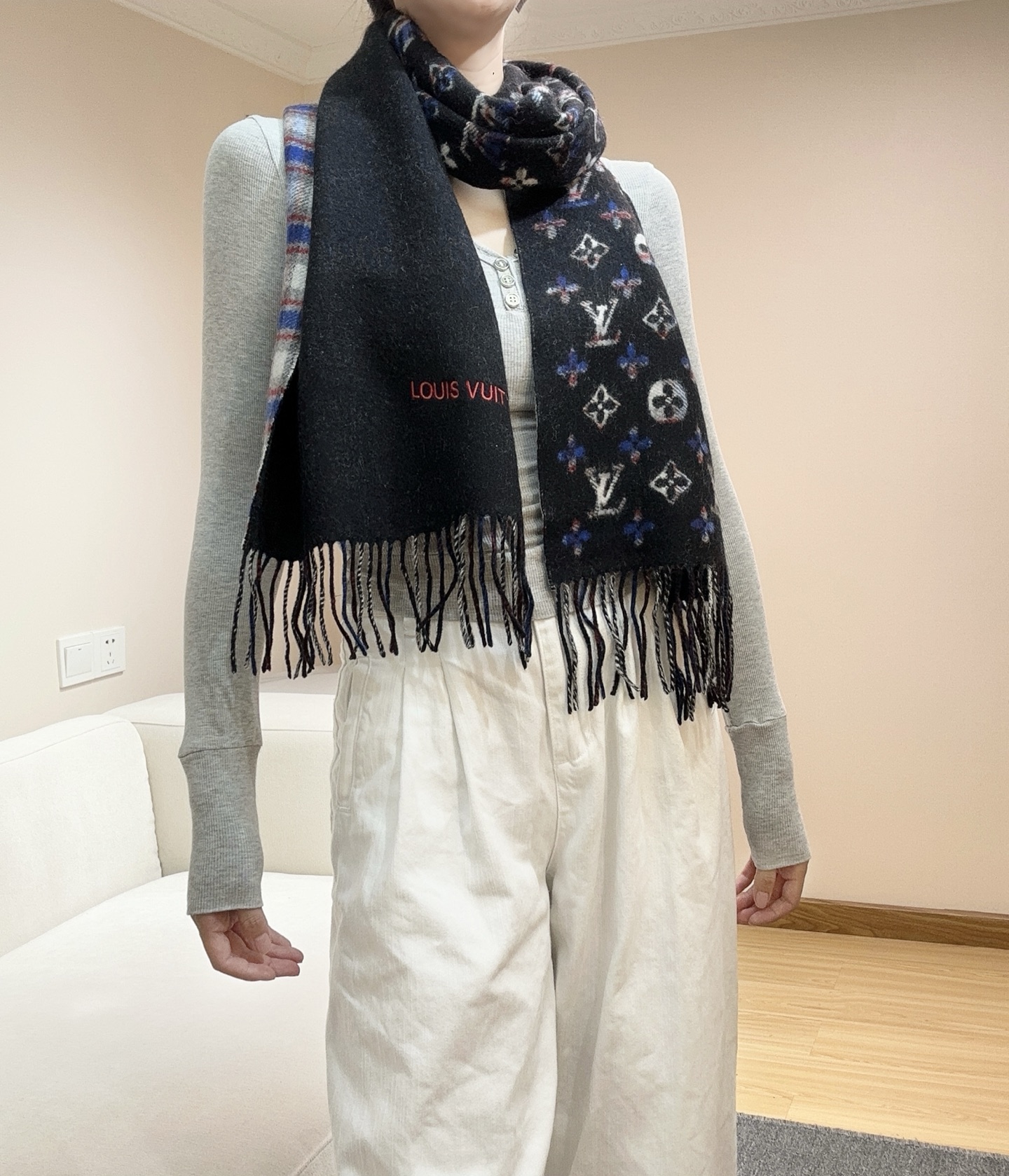 2025Lv爆款来了，👍采用双面渐变色设计，无论怎么搭都不会出错！▪️好看的款式一定要收！这款LV围巾，