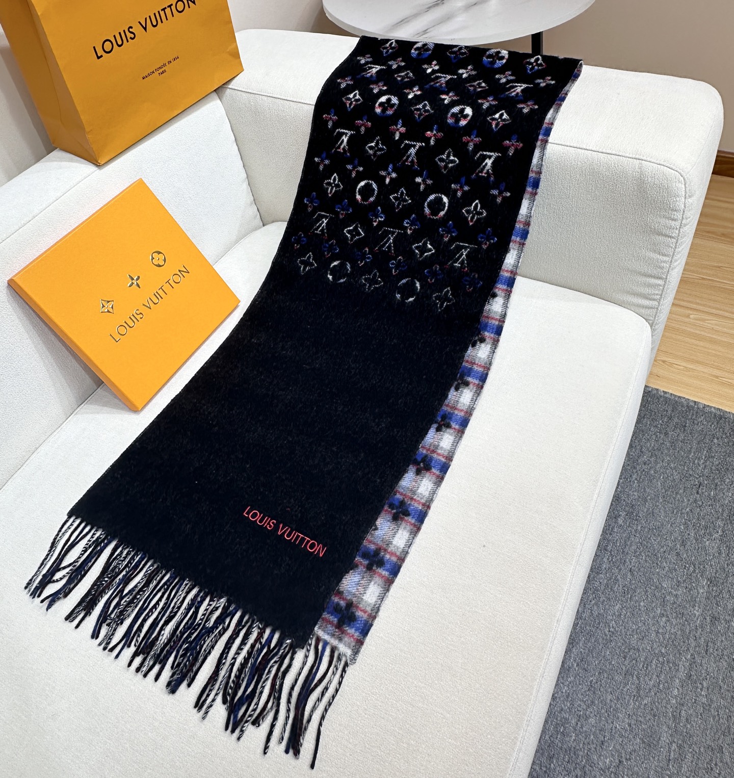 2025Lv爆款来了，👍采用双面渐变色设计，无论怎么搭都不会出错！▪️好看的款式一定要收！这款LV围巾，